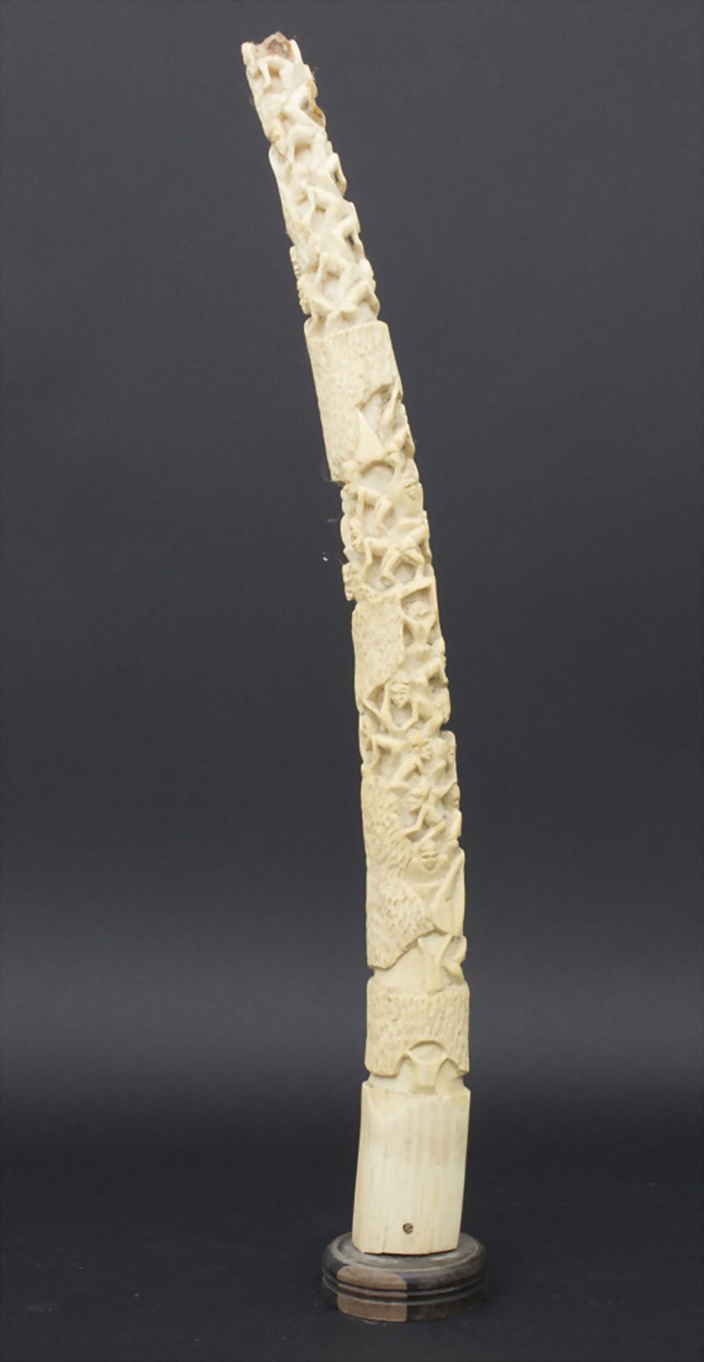 Große Elfenbein-Schnitzerei, Afrika, um 1900-20,Material: Elfenbein geschnitzt, HolzstandLänge: 70
