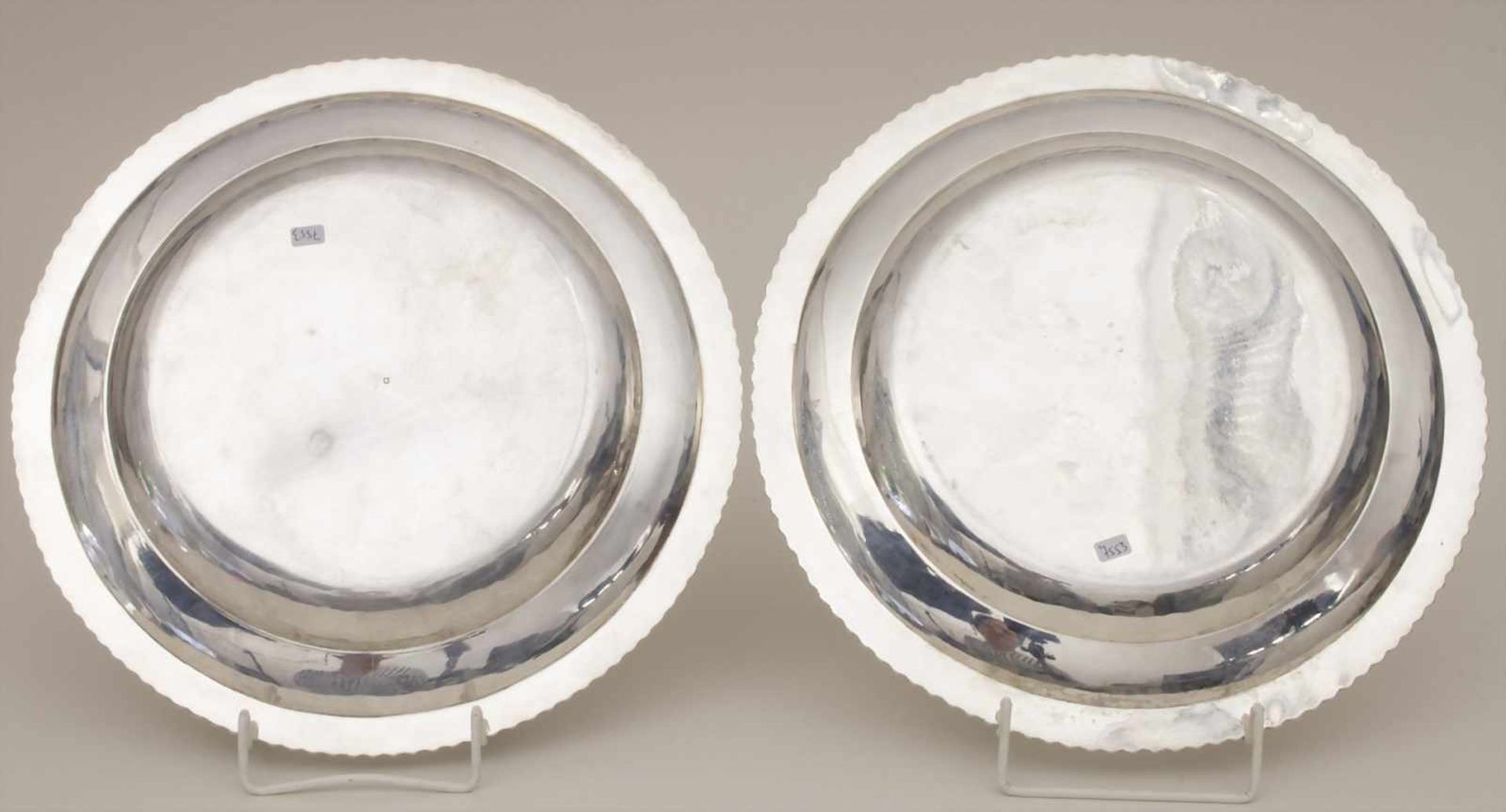 2 runde Platten / 2 silver plates, Paris, nach 1839Material: Silber 950,Punzierung: Meistermarke ??, - Image 2 of 2