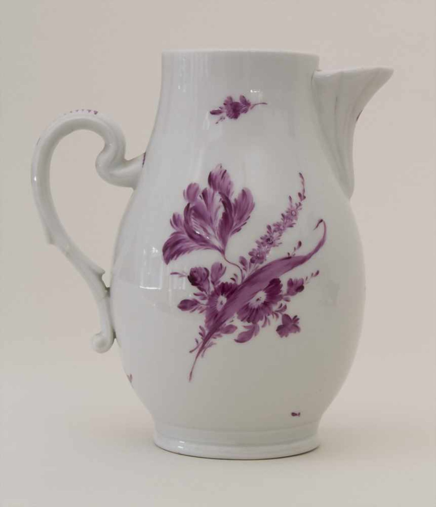 Kanne / A jug with Camaieu flowers, wohl Thüringen, um 1740Material: Porzellan, glasiert und - Bild 3 aus 10
