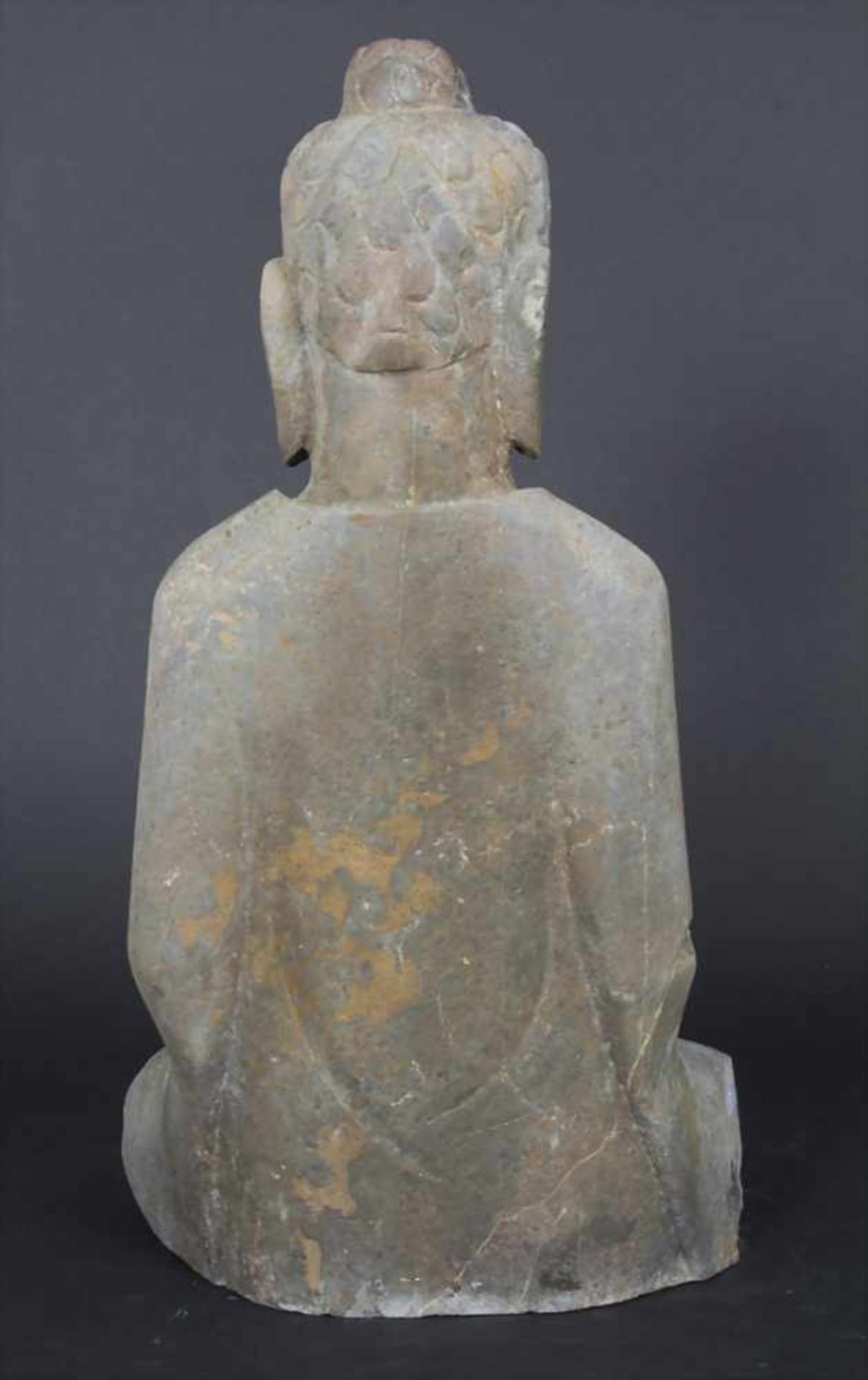 Buddhafigur / A buddha figure, tibetochinesisch, 20. Jh.Technik: grauer Stein, weiß marmoriert, - Image 5 of 11