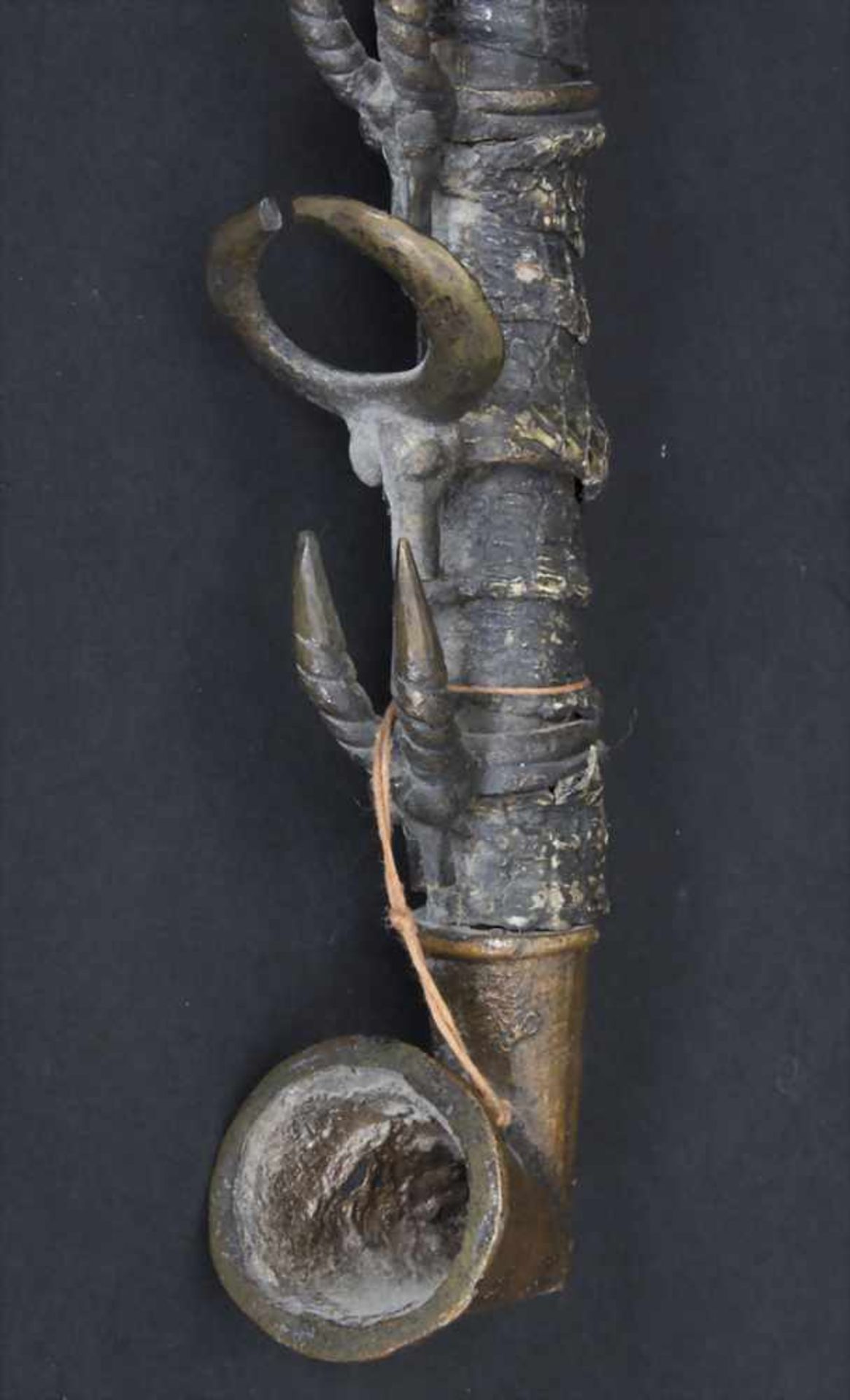 Pfeife, WestafrikaMaterial: Schlangenhaut, Holzrohr, Bronzeringe mit stilisierten TierköpfenLänge: - Bild 5 aus 5