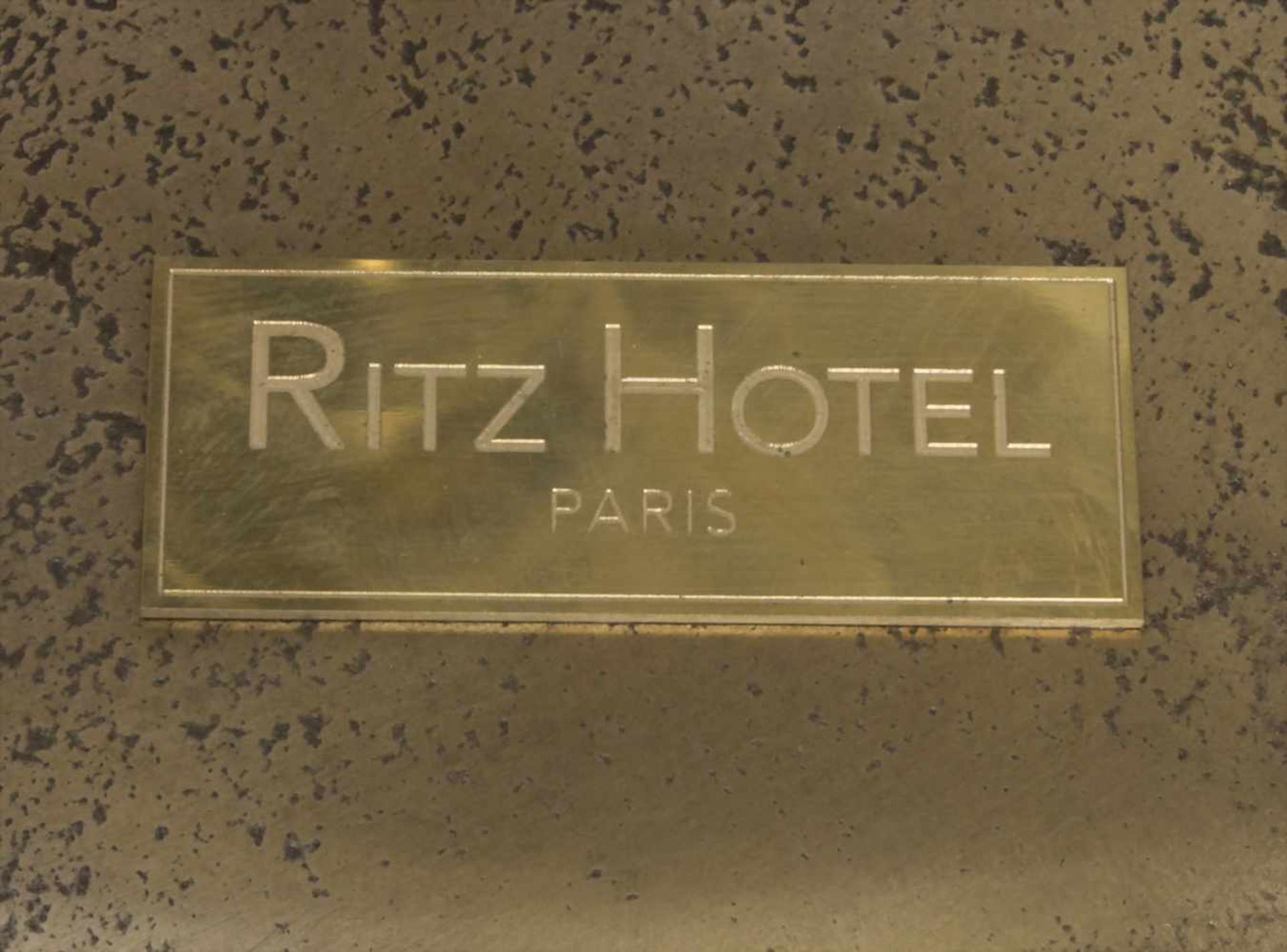 2 Bistrotische / A pair of bistro tables, Hotel Ritz, Paris, 20. Jh.Material: Messingguss, - Image 7 of 13