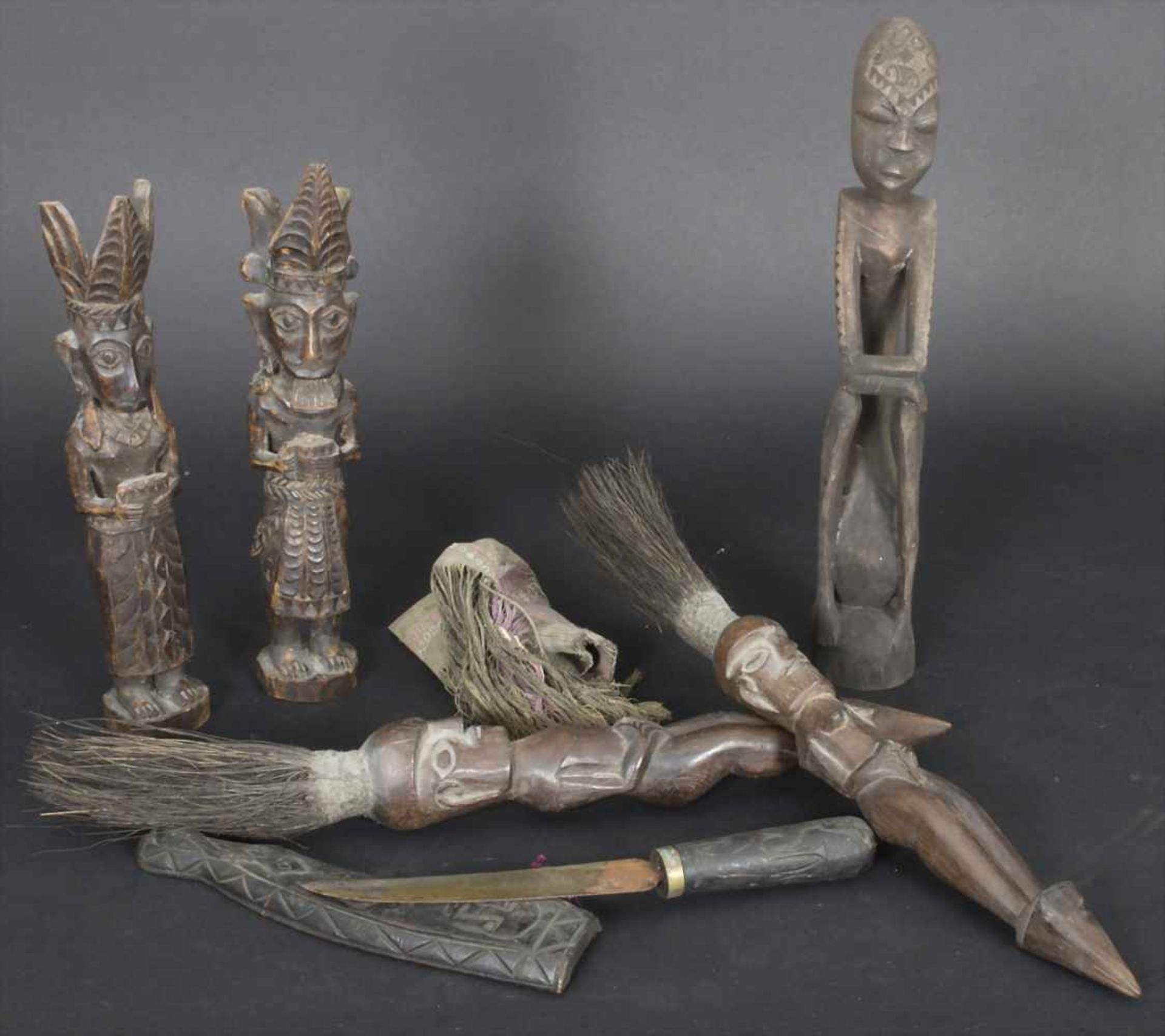 Konvolut Afrikana / Objects from Africa* Figurenpaar, Holz geschnitzt, Höhe 28,5 cm,* Messer in