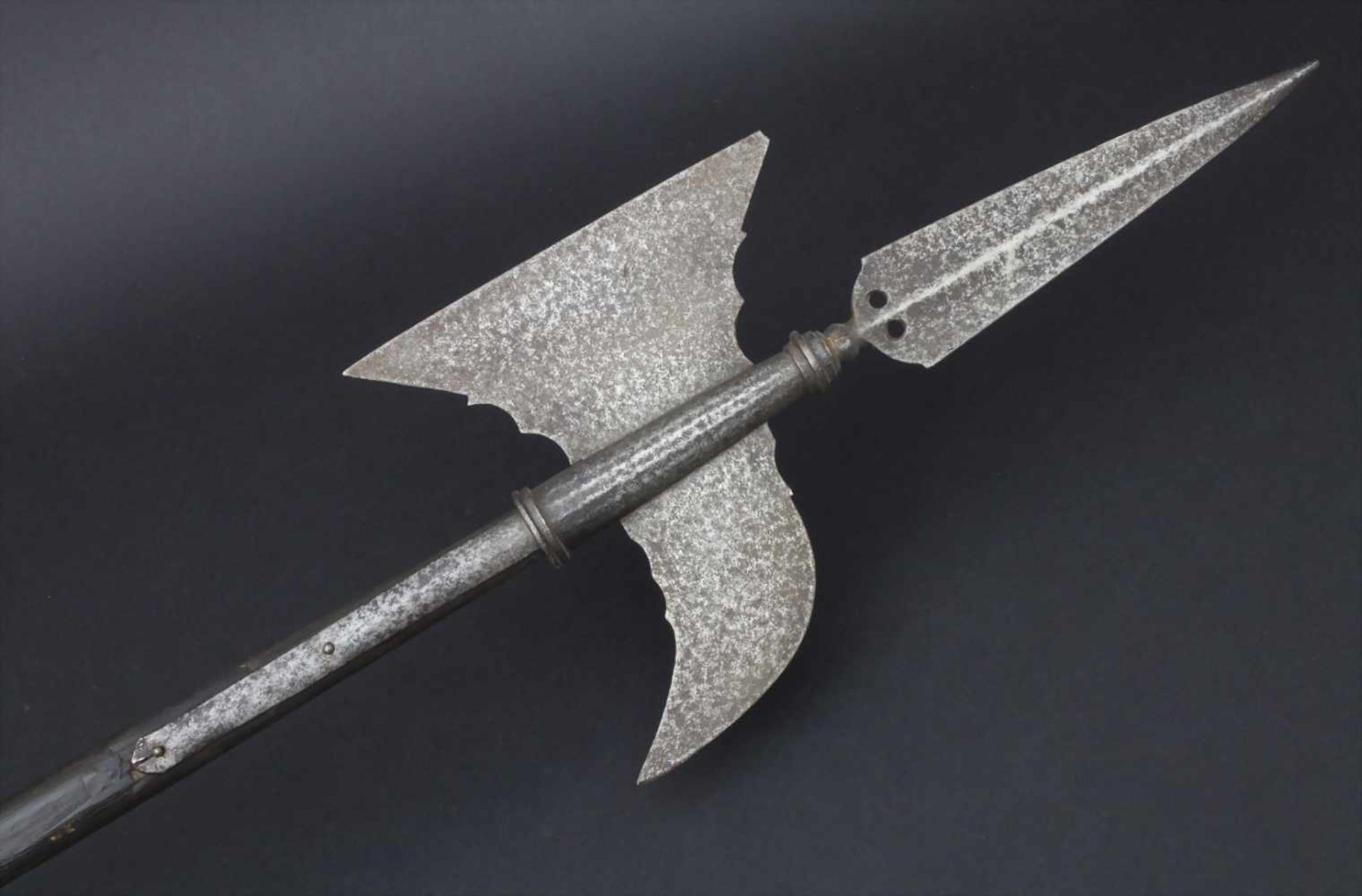 Stangenwaffe 'Hellebarde' / Polearm 'Halberd'Material: Eisen geschmiedet, Holz-Stange und Vernietung