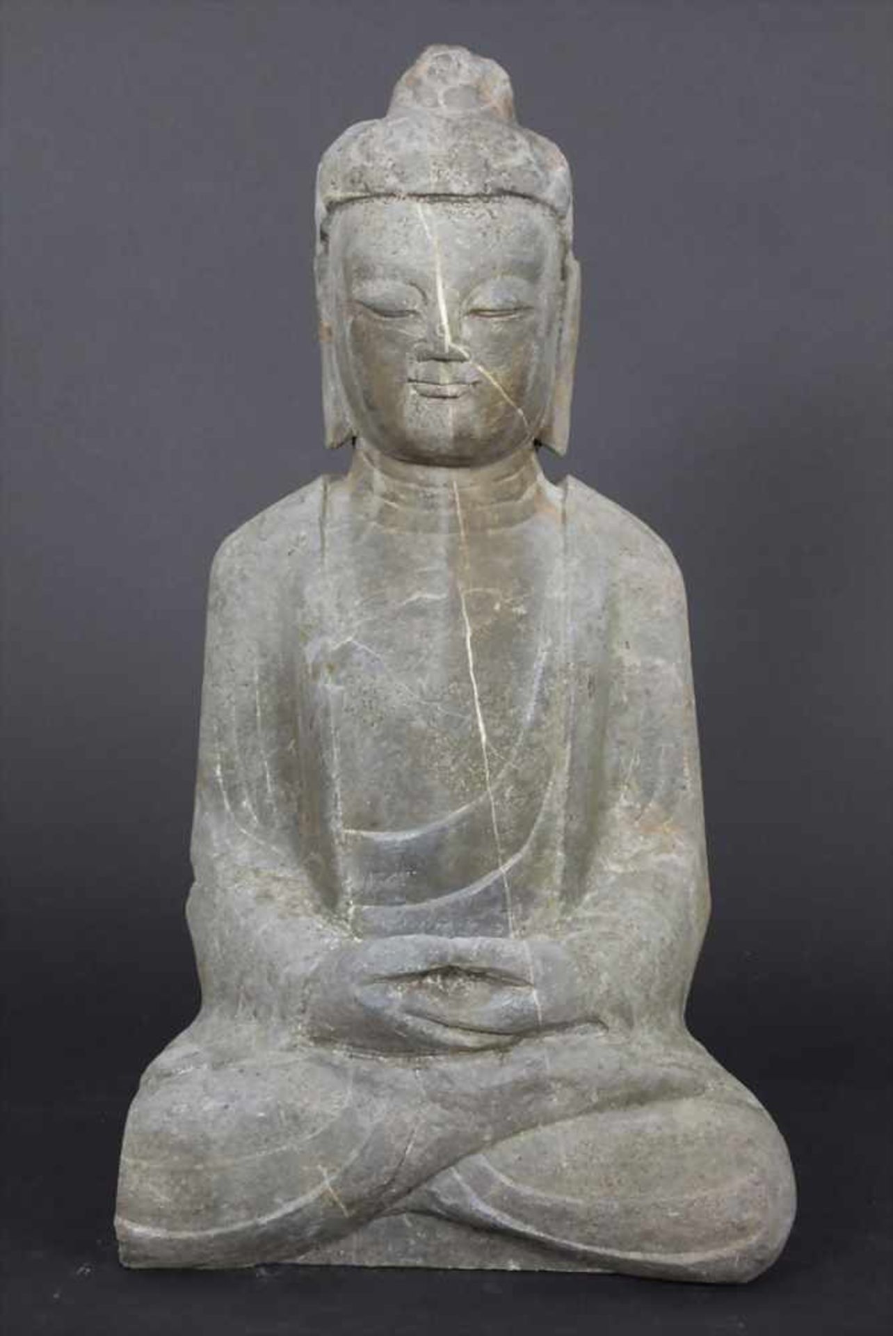 Buddhafigur / A buddha figure, tibetochinesisch, 20. Jh.Technik: grauer Stein, weiß marmoriert,
