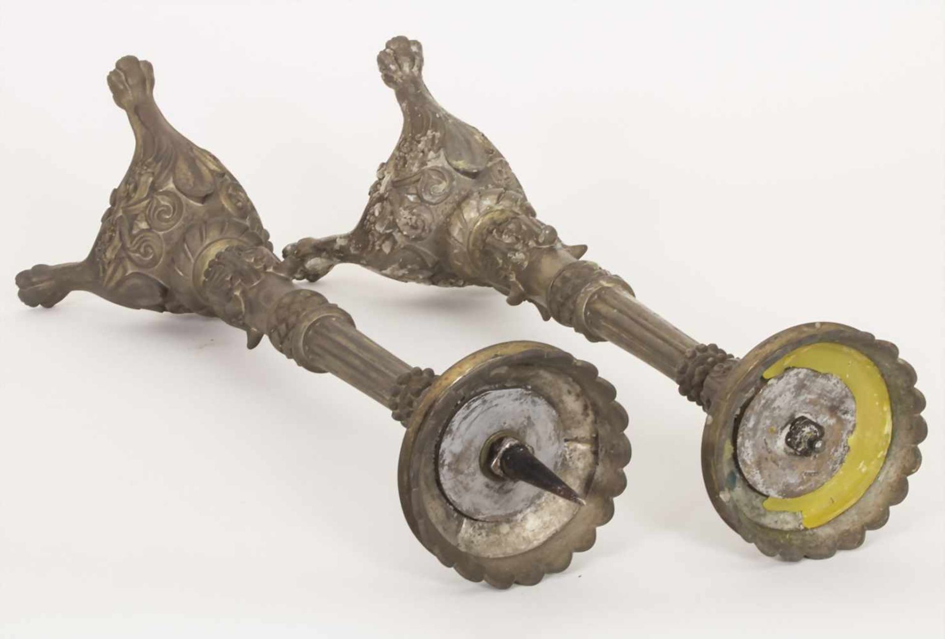 Paar Altarleuchter / A pair of altar candle holders, 19. Jh.Material: Bronze, patiniert, Höhe: 55, - Bild 2 aus 7