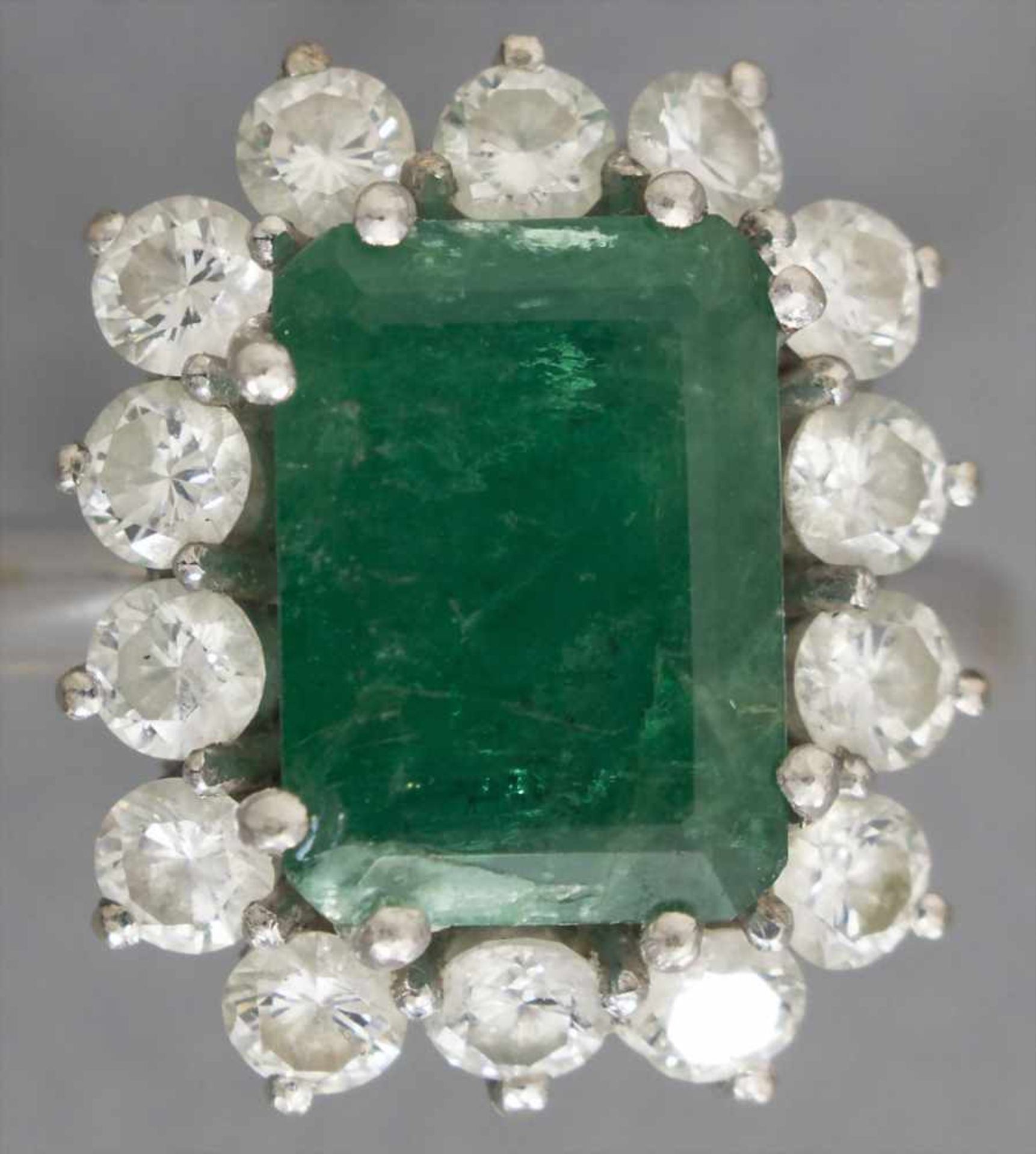 Damenring mit Smaragd und Diamanten / A ladies ring with emerald and diamondsMaterial: Weißgold