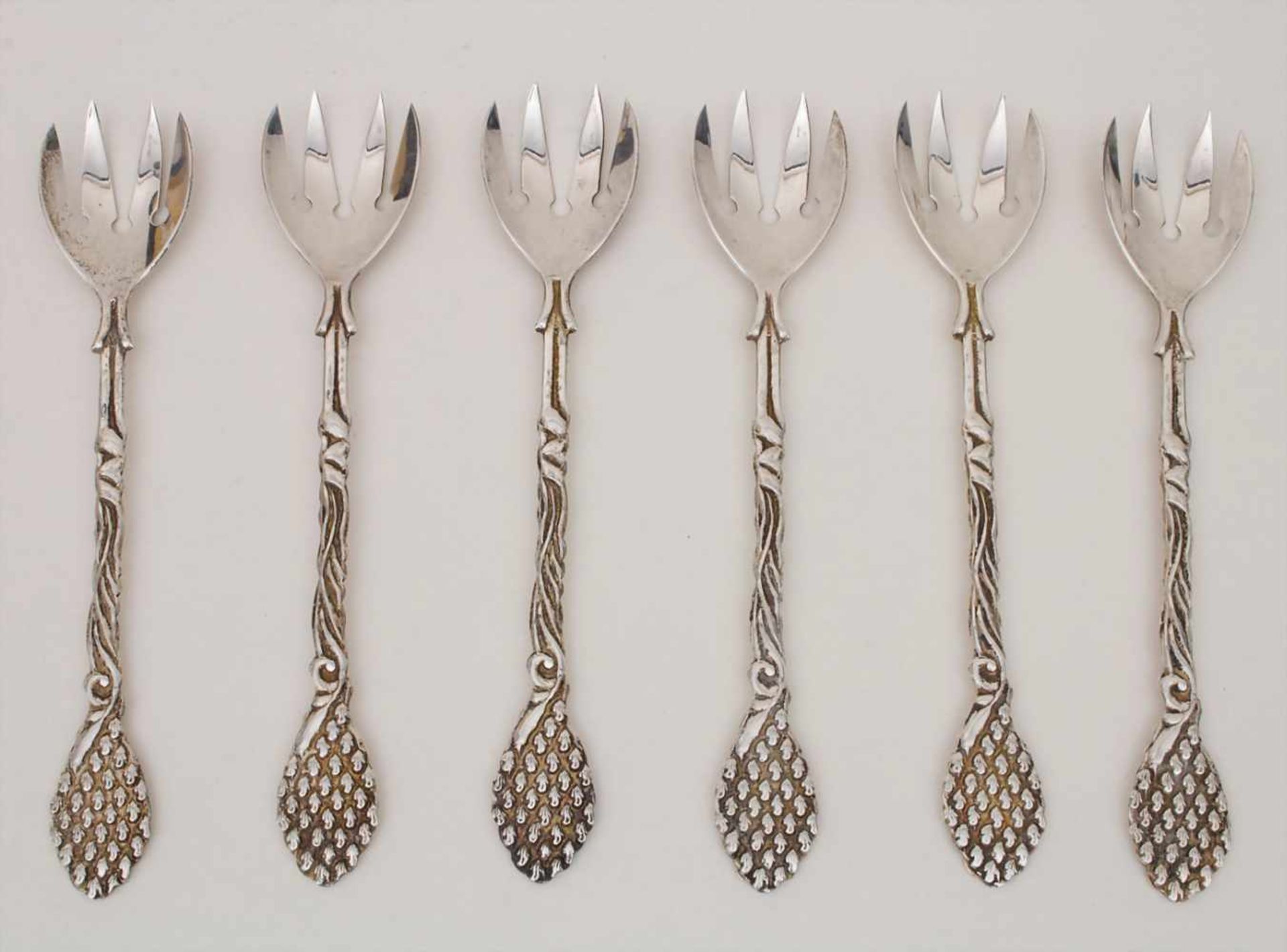 6 Gabeln mit Pinienzapfendekor / A set of 6 silver forks with pine patternsMaterial: Silber 800,