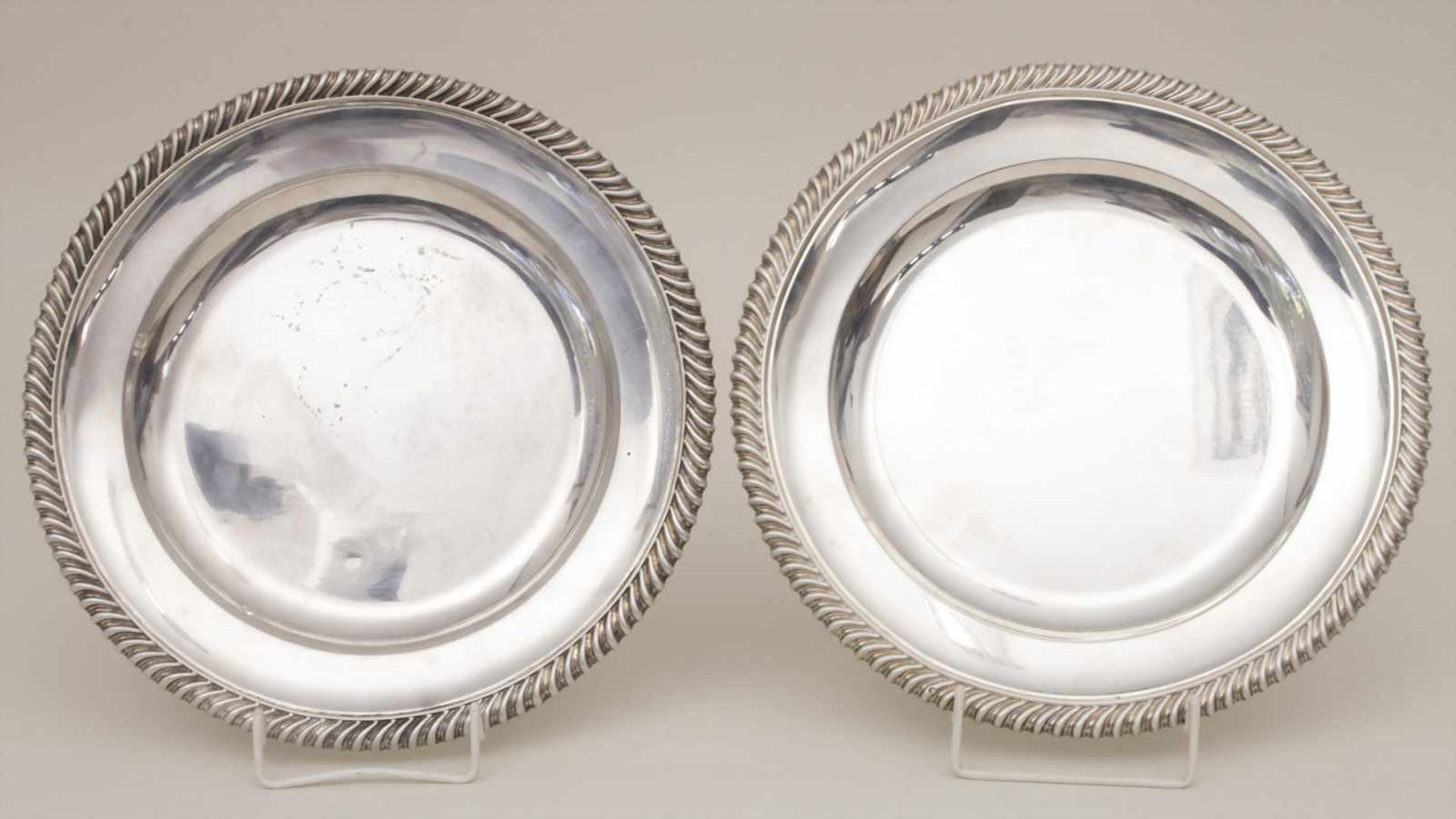 2 runde Platten / 2 silver plates, Paris, nach 1839Material: Silber 950,Punzierung: Meistermarke ??,