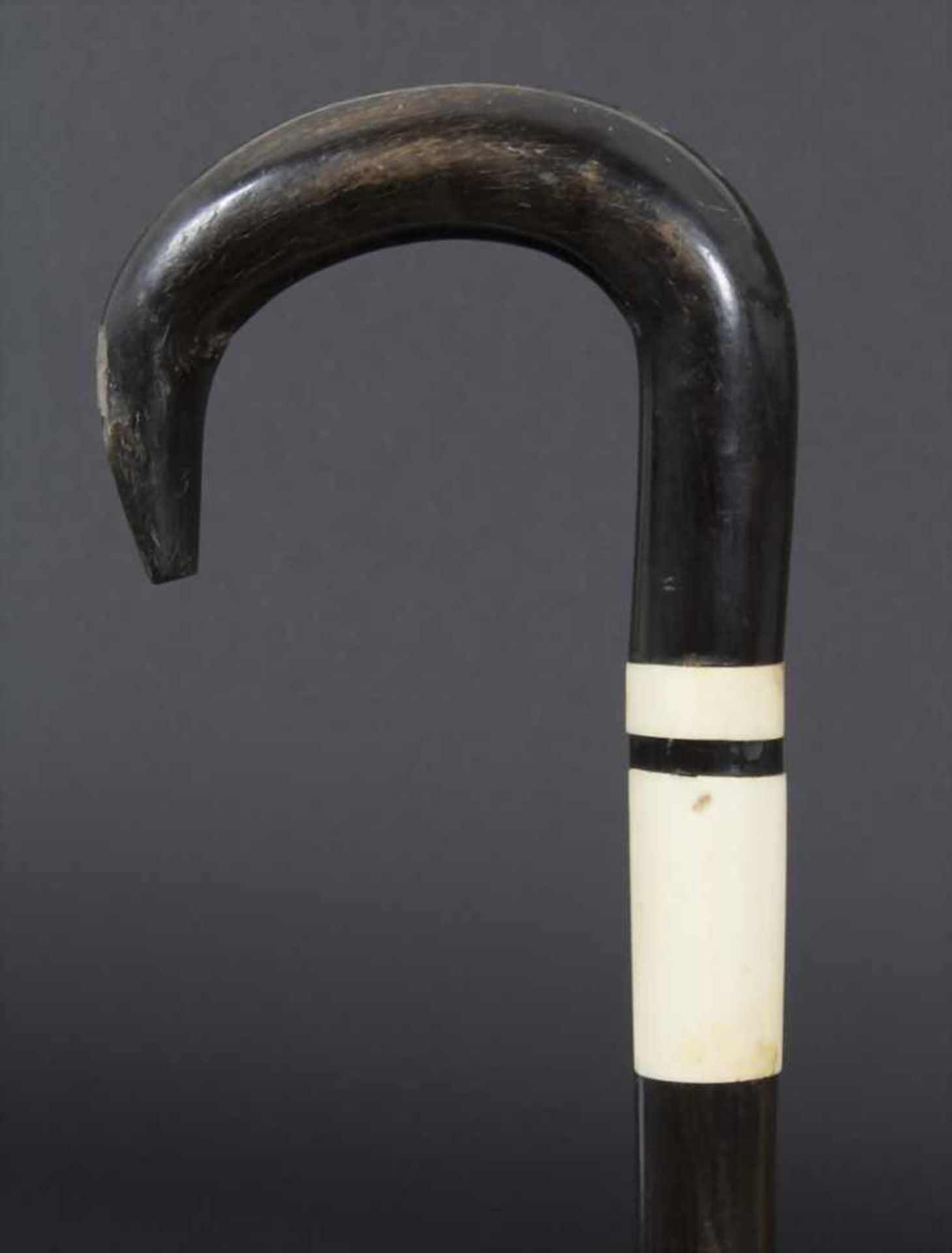 Gehstock mit Schwarz-Weiß-Dekor / A cane with black and white patterns, um 1900Material: Horn,