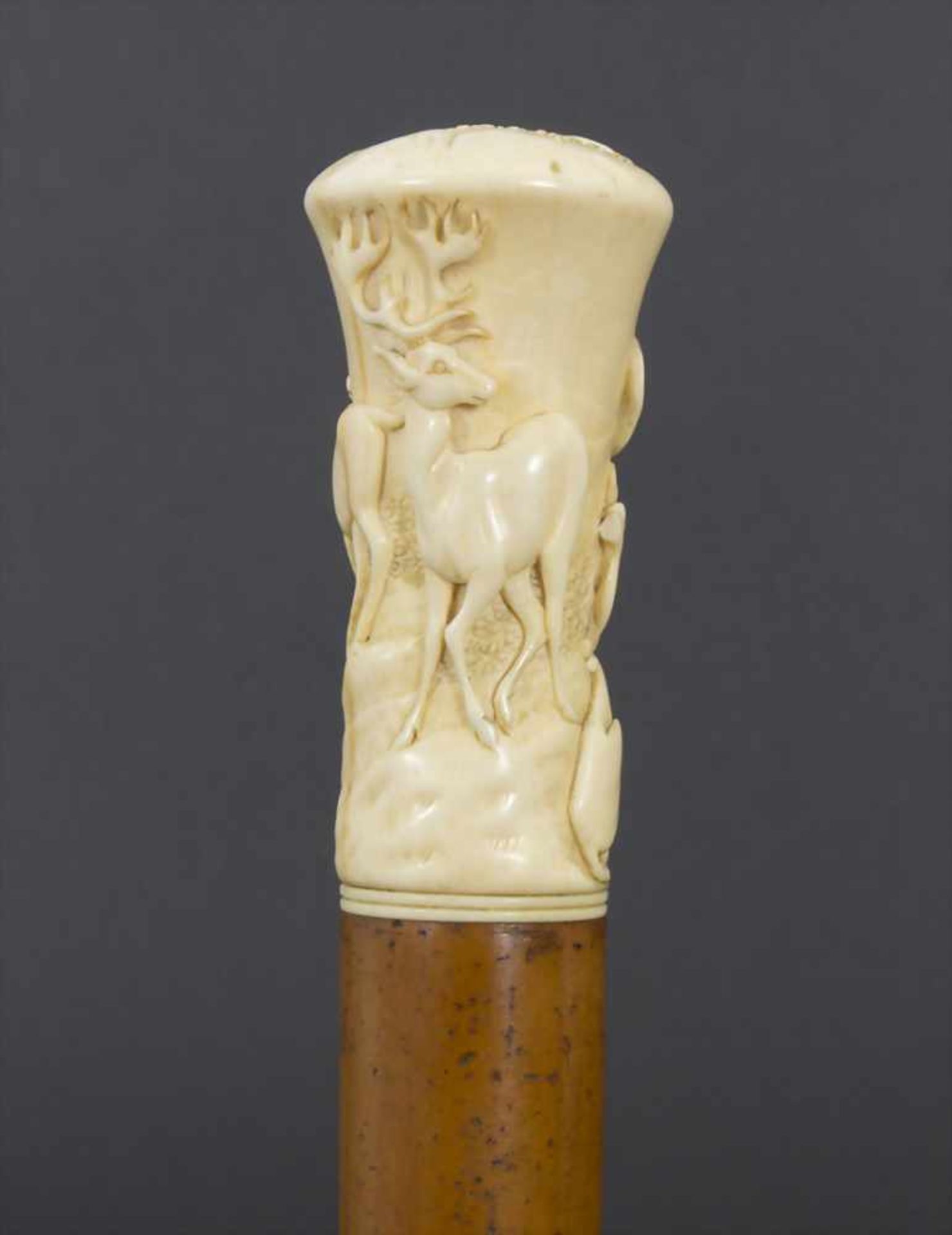 Gehstock mit Elfenbeingriff 'Hirsche' / A cane with ivory handle 'Deer', um 1880Material: - Bild 3 aus 5