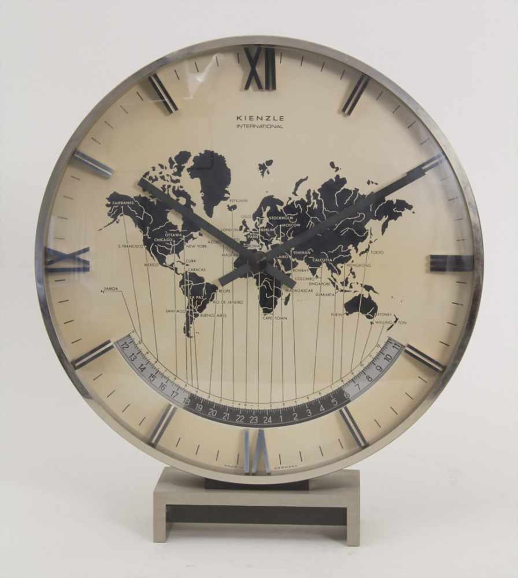 Weltzeituhr / A world clock, Kienzle, um 1960Gehäuse: Metall, gebürstet,Hersteller: Kienzle,