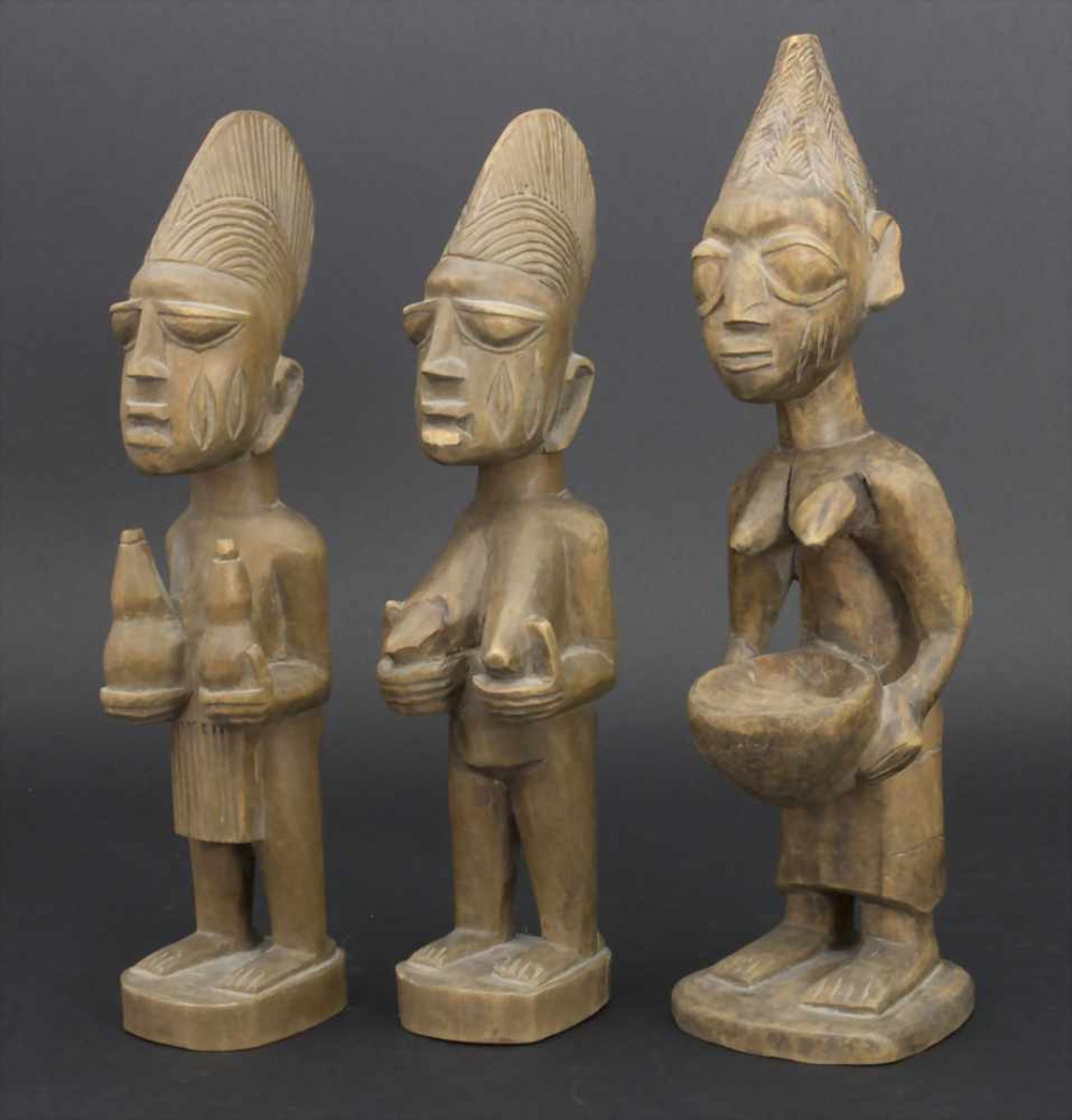 3 Ahnenfiguren, WestafrikaMaterial: Holz geschnitzt,Maße: 24 cm, 26 cm,Zustand: Trockenriße, kl.