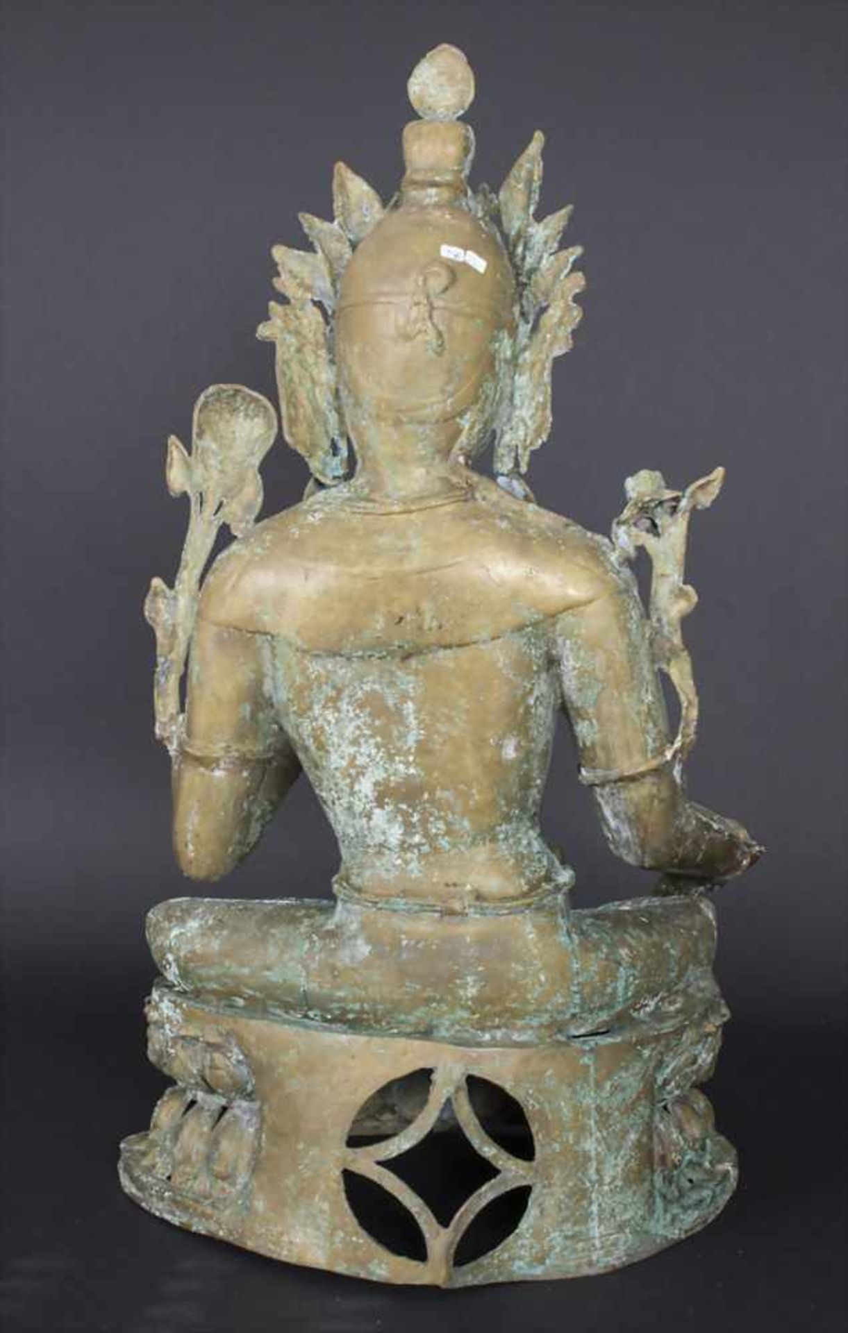 Sitzende Gottheit 'Tara' / A sitting deity 'Tara', tibetochinesischMaterial: Bronze, patiniert, - Image 7 of 9