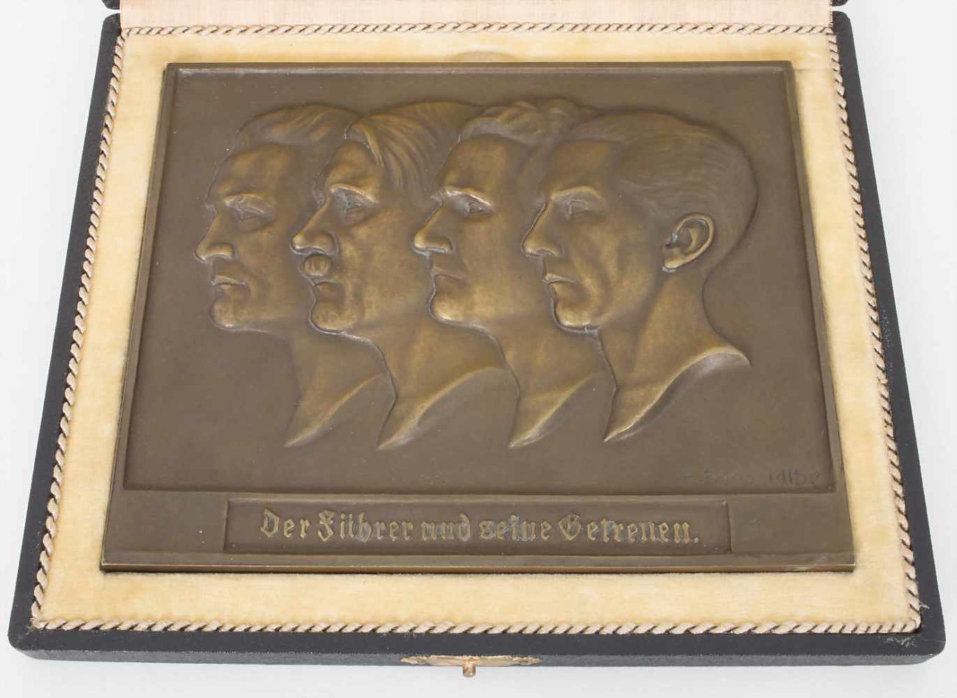 Hans Fries (geb. 1872), Bronzerelief 'Der Führer und seine Getreuen' / A bronze relief 'The leader - Image 3 of 9