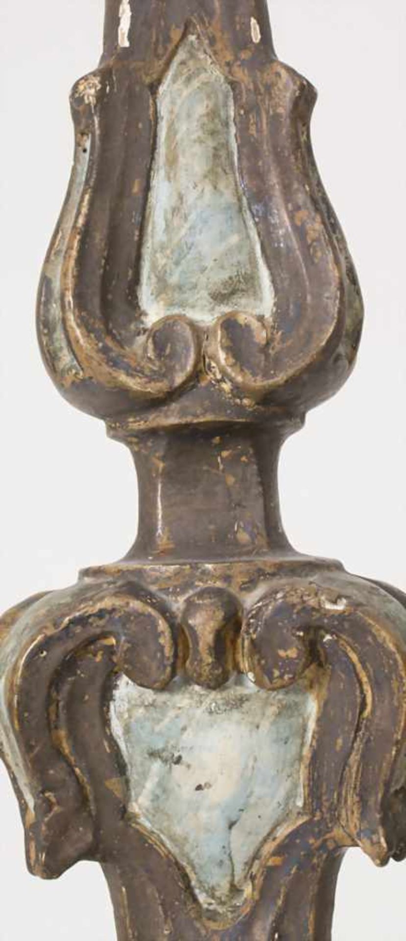 Altarleuchter / An altar candlestick, süddeutsch 18. Jh.Material: Holz, geschnitzt, farbig - Bild 6 aus 7