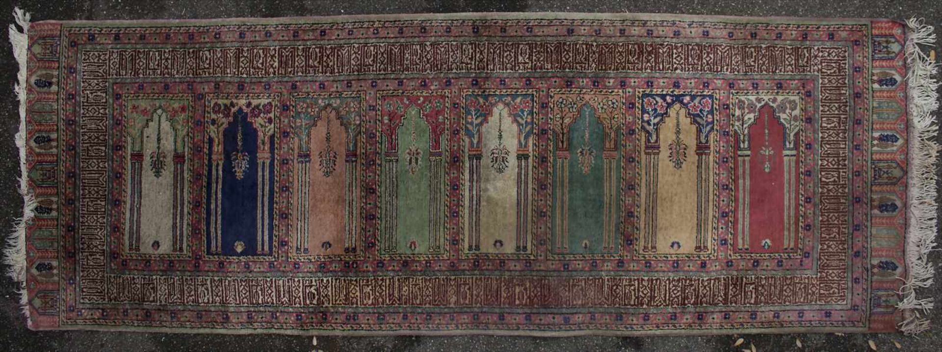 Orientteppich mit 8 Gebetsnischen / An oriental carpet with 8 mihrabsMaterial: Wolle auf