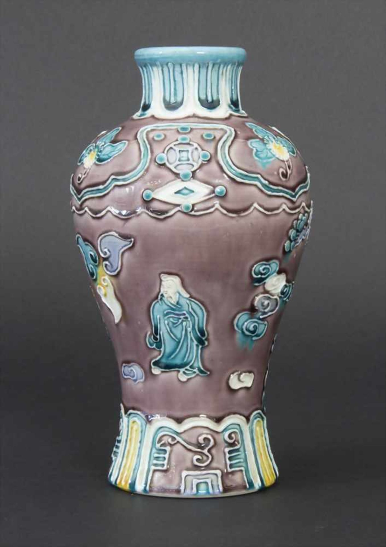 Fahua-Vase, China, wohl 18./19. Jh.Material: Bisquitporzellan, Auflagen in Fahuatechnik, polychrom - Image 5 of 13