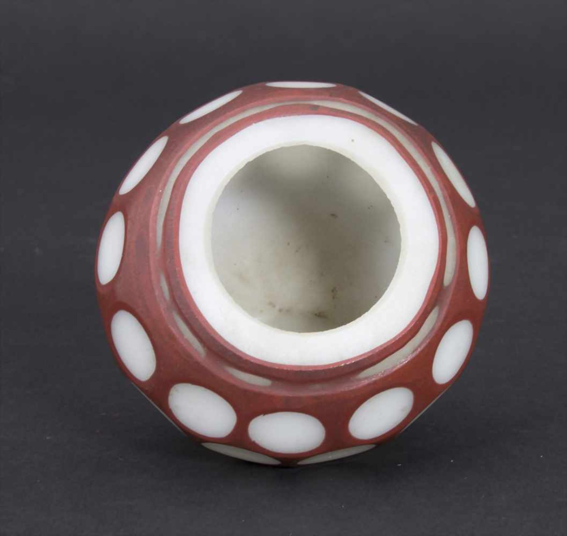 Miniatur-Ziervase, China, 18./19. Jh.Material: opakweiß und rotbraun überfangenes Glas, Wandung - Bild 3 aus 5