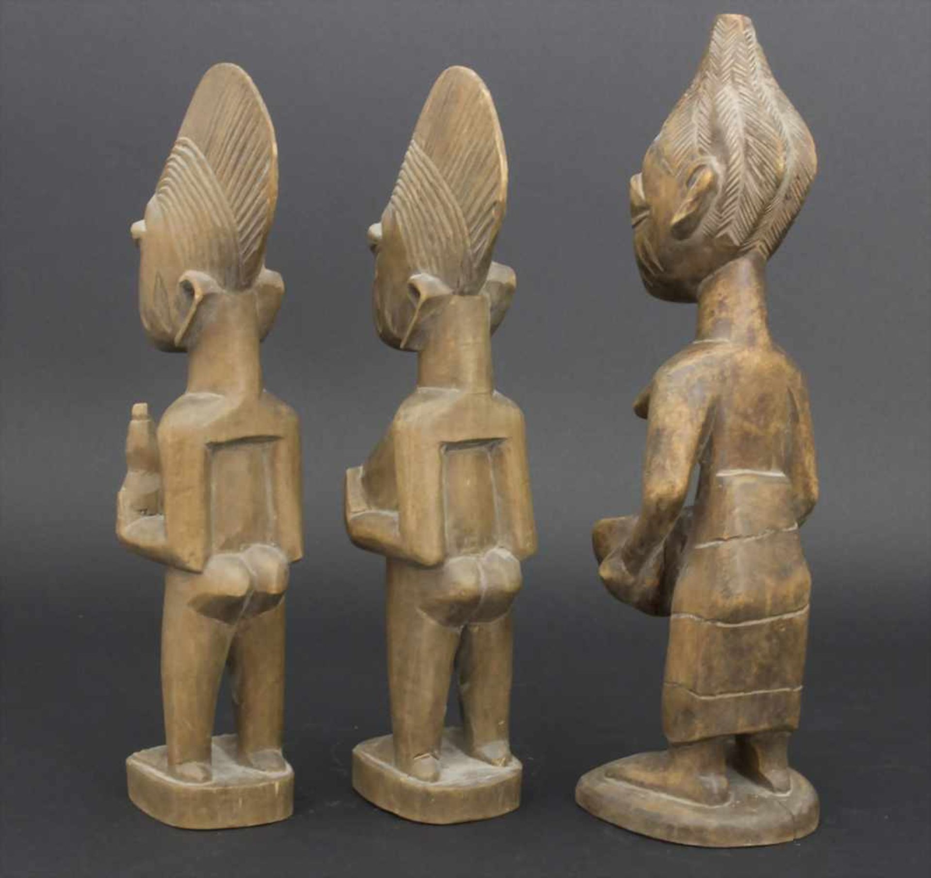 3 Ahnenfiguren, WestafrikaMaterial: Holz geschnitzt,Maße: 24 cm, 26 cm,Zustand: Trockenriße, kl. - Image 5 of 5