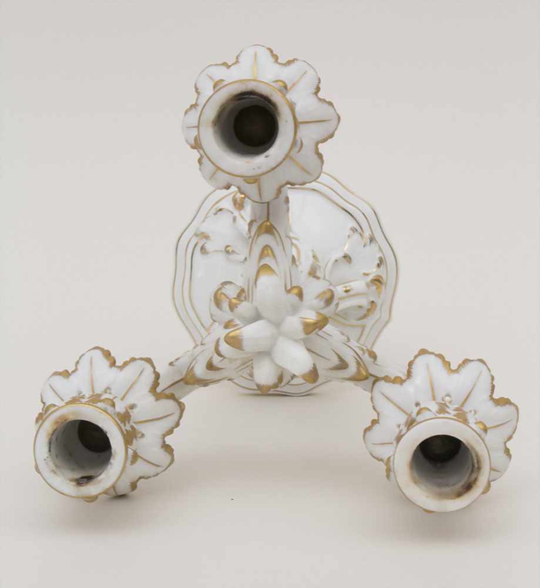 Dreiflammiger Leuchter / A candleholder, Meissen, Mitte 20. Jh.Material: Porzellan, goldstaffiert, - Bild 4 aus 6