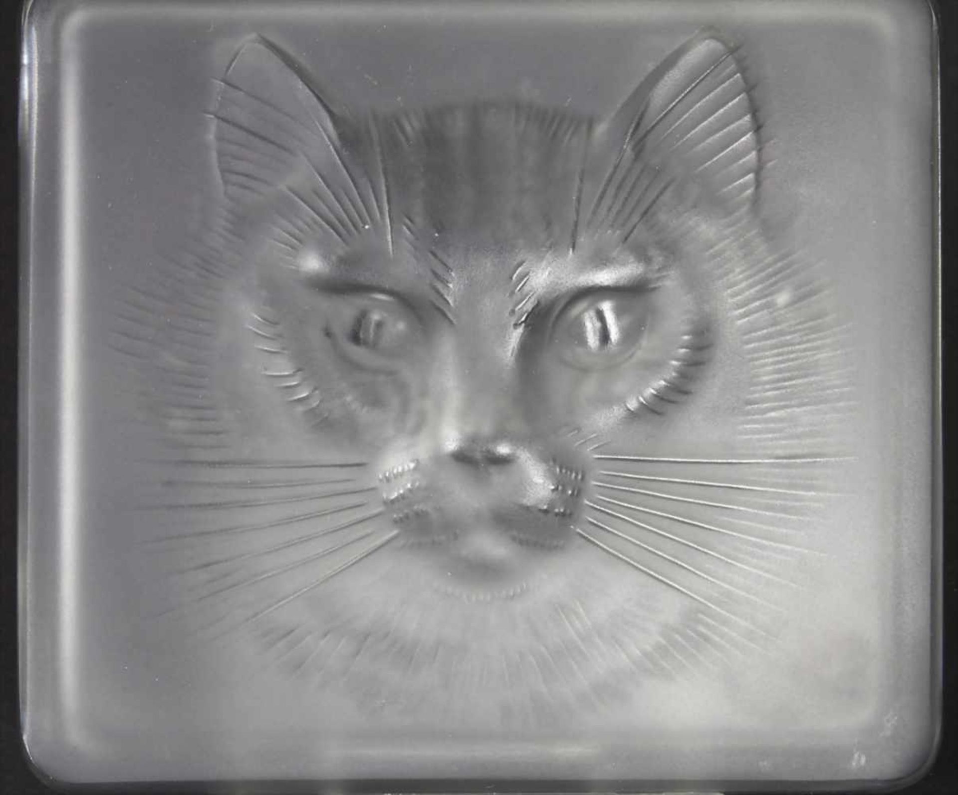 Deckeldose mit Katzenkopf / A lidded trinket box with a molded cat face, René Lalique, 1930er