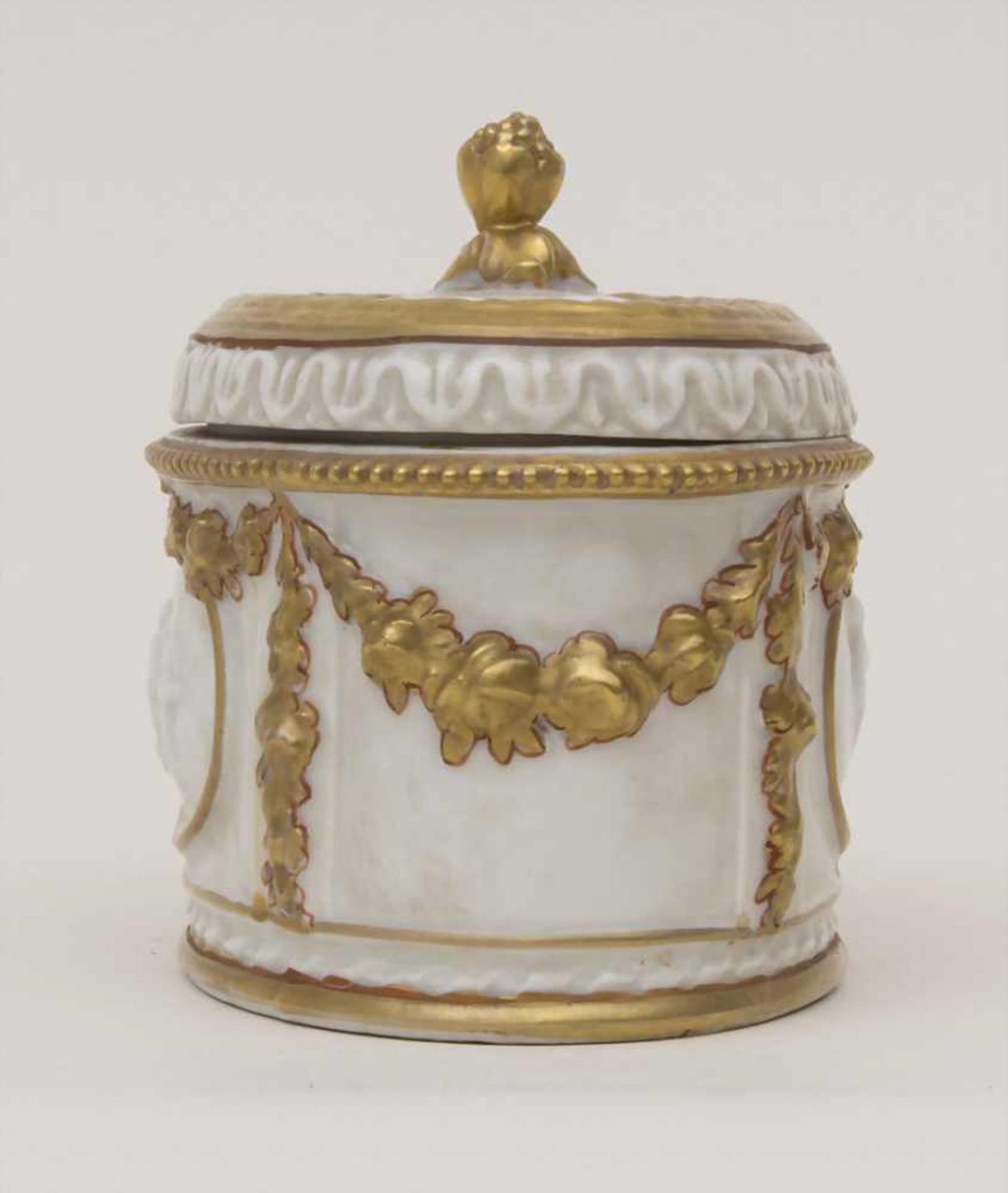 Deckeldose / A lidded box, Älteste Volkstedt, um 1900Material: Porzellan, goldstaffiert, glasiert, - Bild 2 aus 7