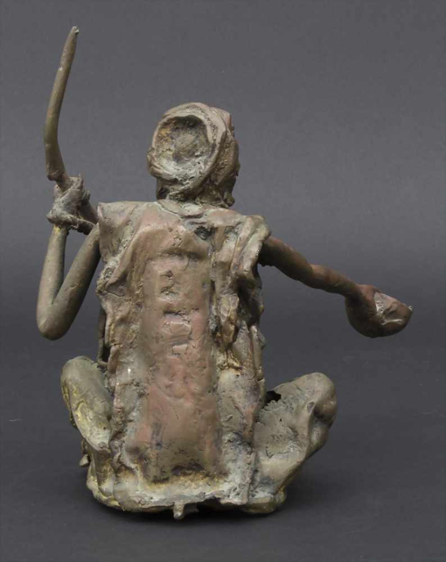 Bronzefigur 'Bettler' / A bronze figure 'Beggar', Afrika, 20. Jh.Technik: Bronze, patiniert, - Image 5 of 11