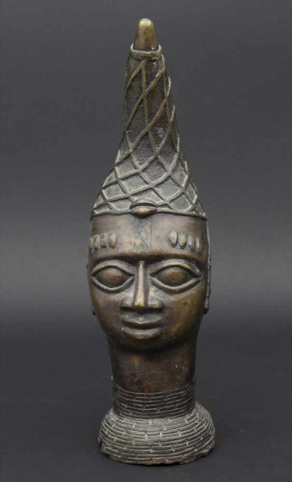 Kopf einer Königin / Gedenkkopf, BeninMaterial: Bronze braun patiniert,Maße: 41 cm,Zustand: - Image 3 of 7