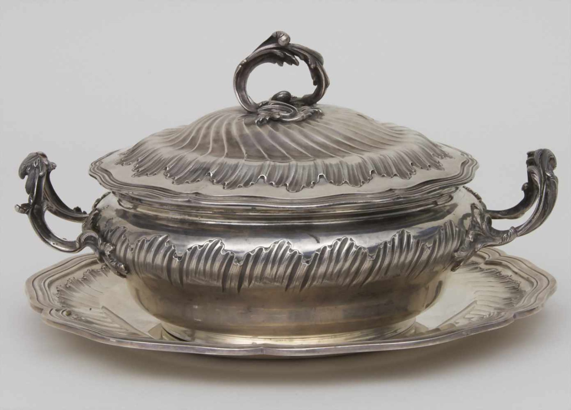 Legumier / Wöchnerinnenschüssel / A silver vegetable tureen with lining and cover, Paris, um