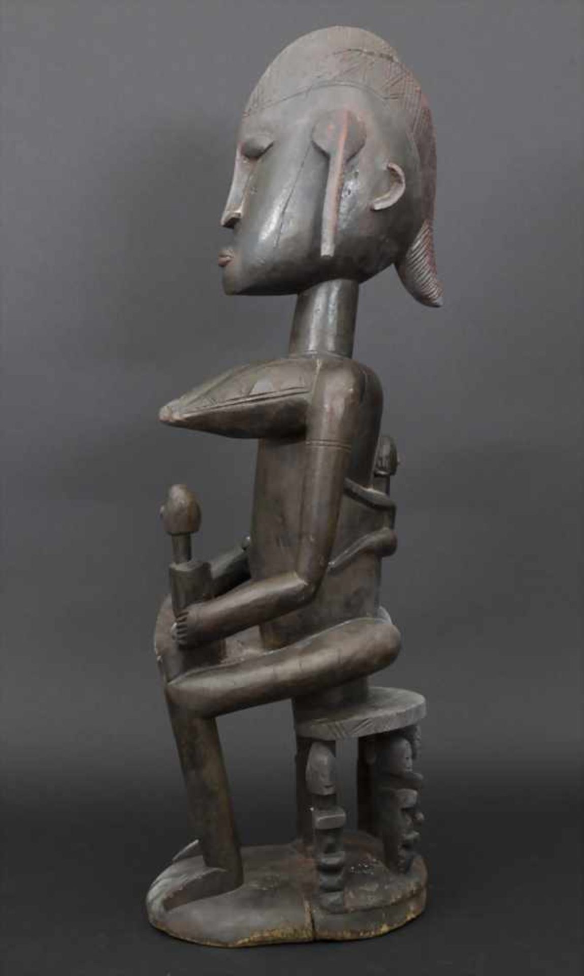 Weibliche sitzende Ahnenfigur / A female siting ancestors figure, Bamana, MaliMaterial: Holz, - Image 3 of 11