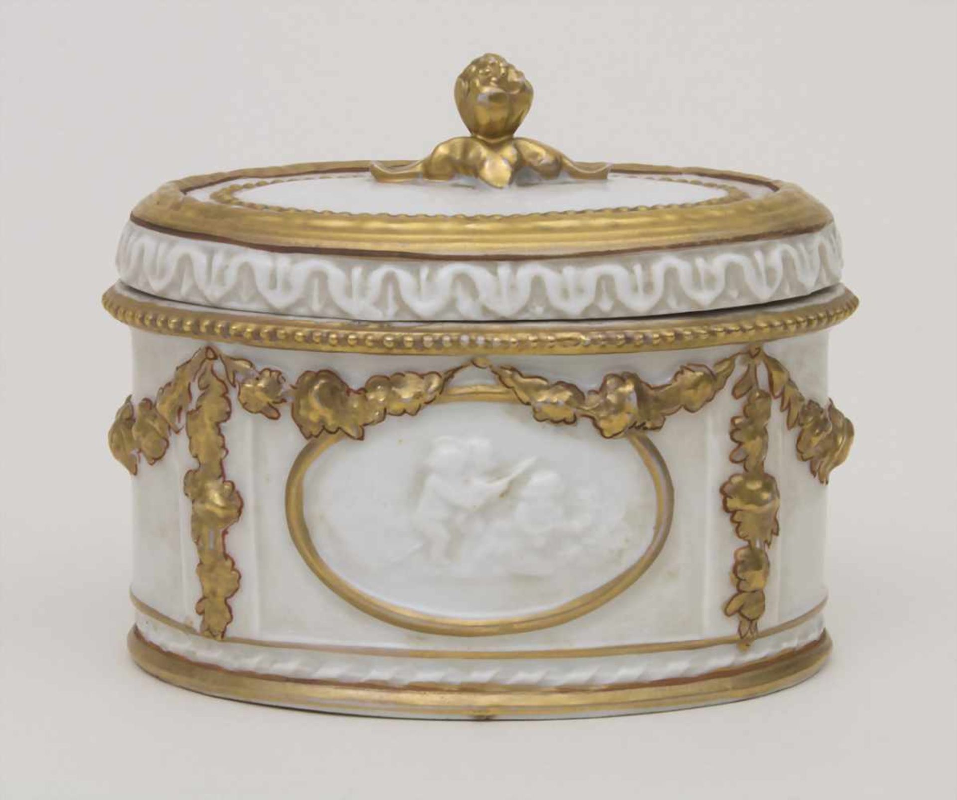 Deckeldose / A lidded box, Älteste Volkstedt, um 1900Material: Porzellan, goldstaffiert, glasiert, - Bild 3 aus 7