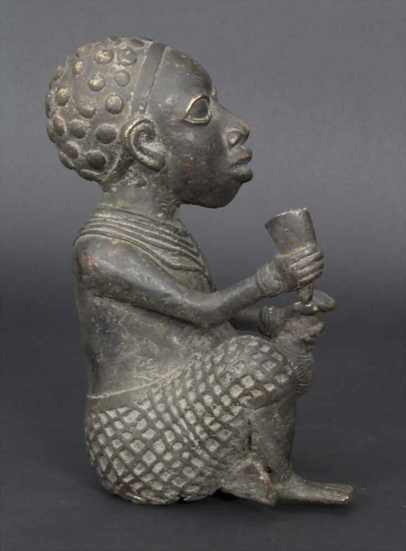 Sitzende Bronzefigur eines Würdenträgers, Yoruba, NigeriaMaterial: Bronze, schwarze Patina,Herkunft: - Image 6 of 9