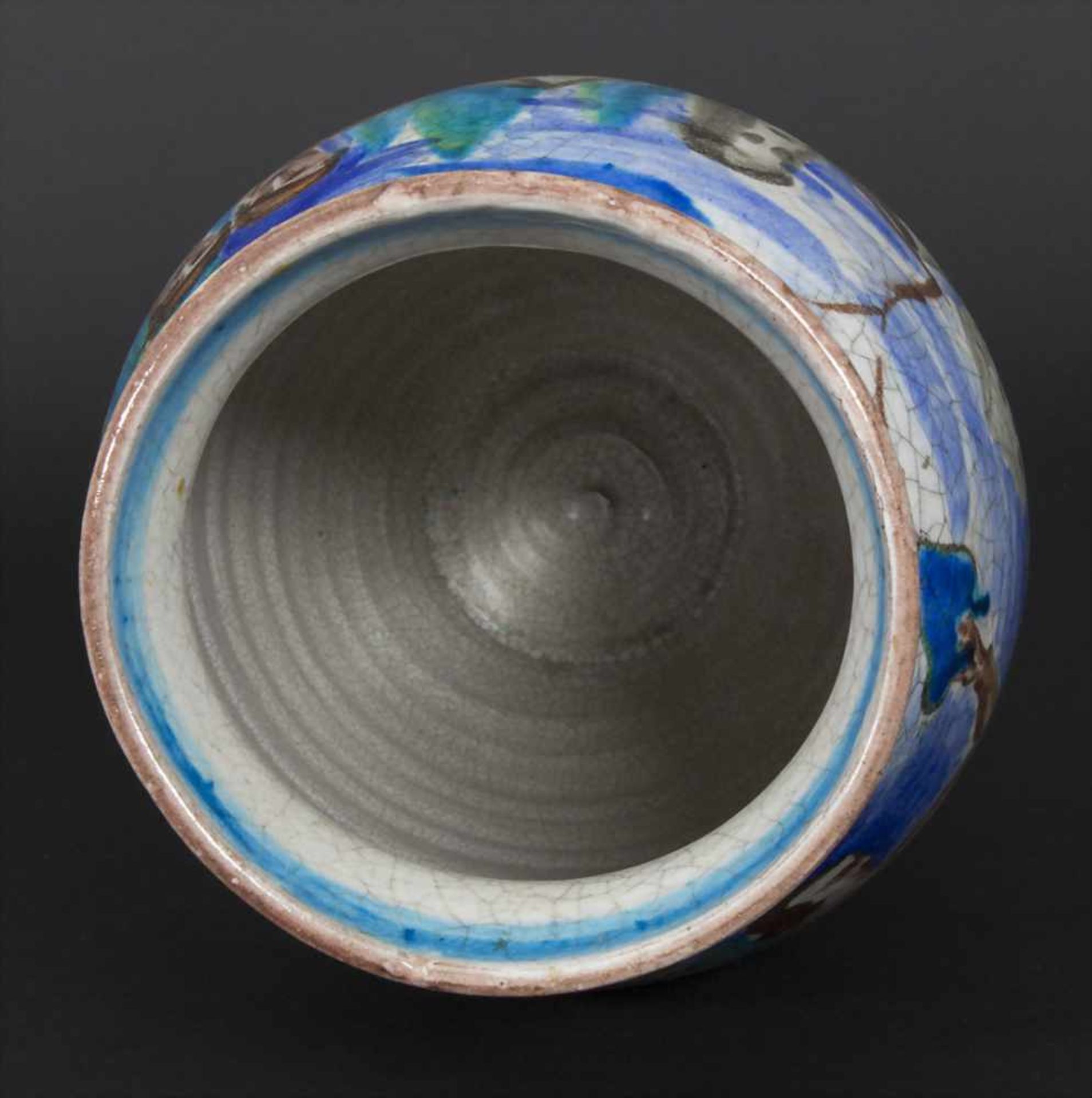 Ziervase / A vase, wohl Österreich, um 1925Material: Keramik, umlaufend polychrom bemalt, Form und - Bild 8 aus 13