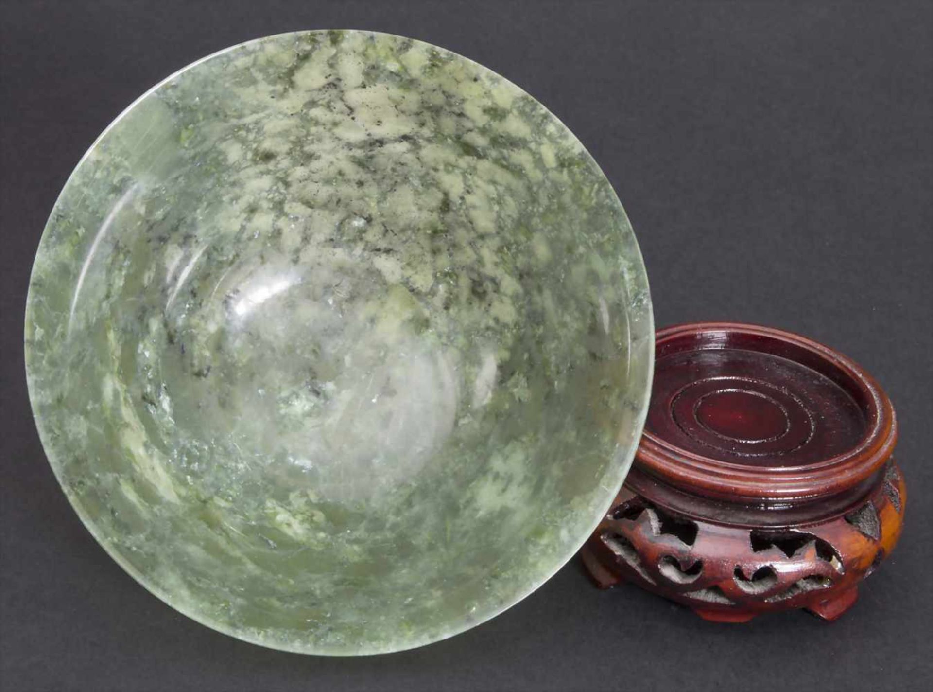 Jade Schale / A Jade Bowl, China, 20. Jh.Material: Jade, auf Holzständer,Maße: H. 5 cm,Zustand: gut- - Image 2 of 5