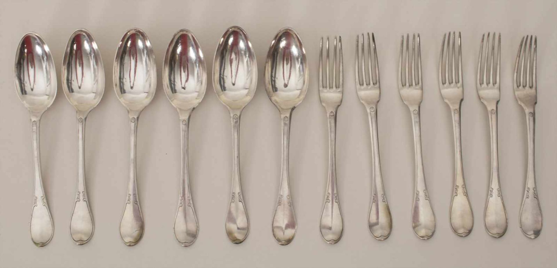 12 Besteckteile / 12 pieces of silver cutlery, Lüttich / Liége, um 1777Bestehend aus: 6 Löffeln