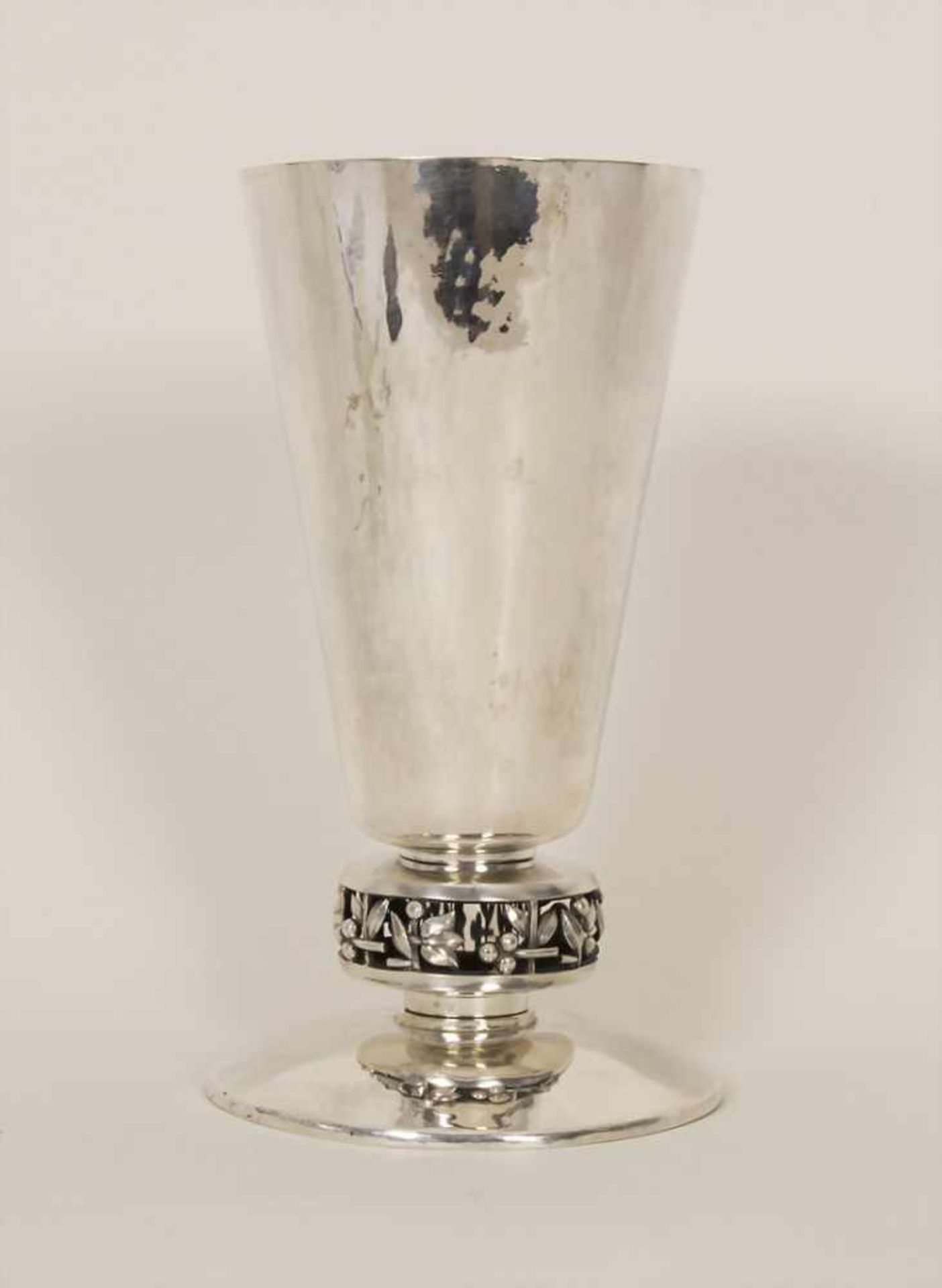 Jugendstil Vase / An Art Nouveau silver vase, Prag / Prague, um 1910Material: Silber 800/000,