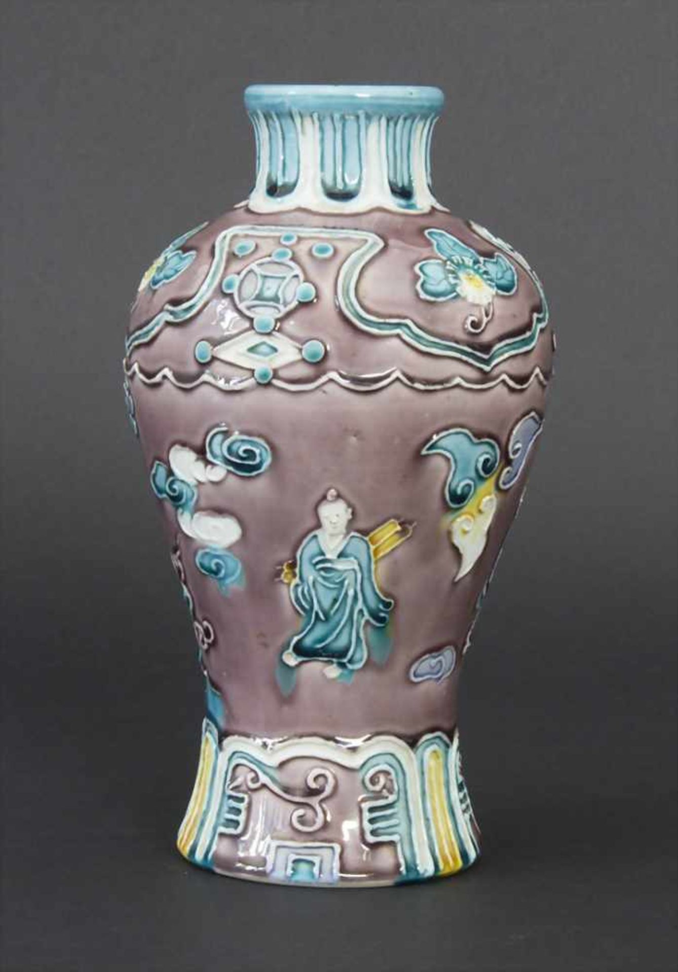 Fahua-Vase, China, wohl 18./19. Jh.Material: Bisquitporzellan, Auflagen in Fahuatechnik, polychrom - Image 3 of 13