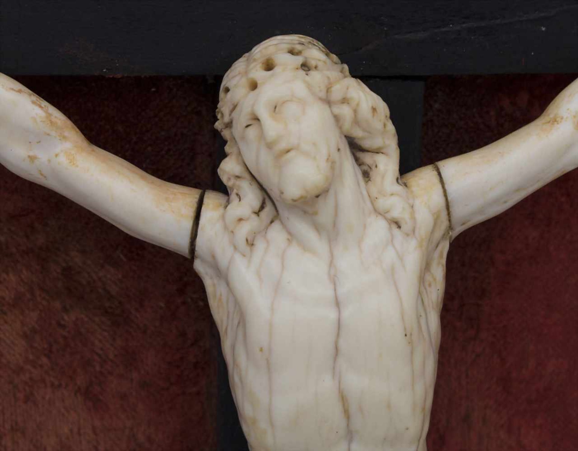 Elfenbein-Kruzifix / An ivory Crucifix, 19. Jh.Technik: Elfenbeinfigur, geschnitzt, auf ebonisiertem - Bild 4 aus 9