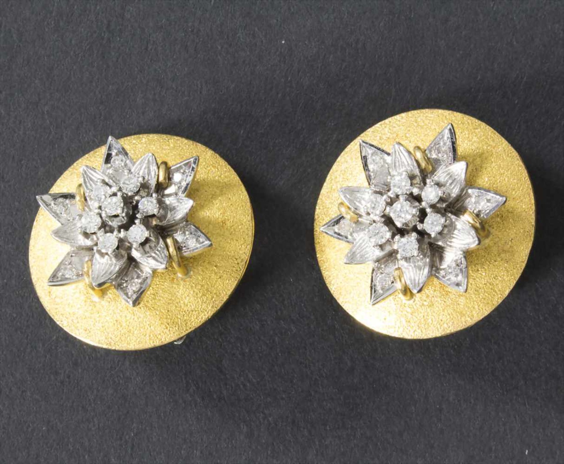Paar Ohrclips / A pair of earclips,Material: Gelbgold/Weißgold 585/000 14 Kt gepunzt, Diamaten,Maße: