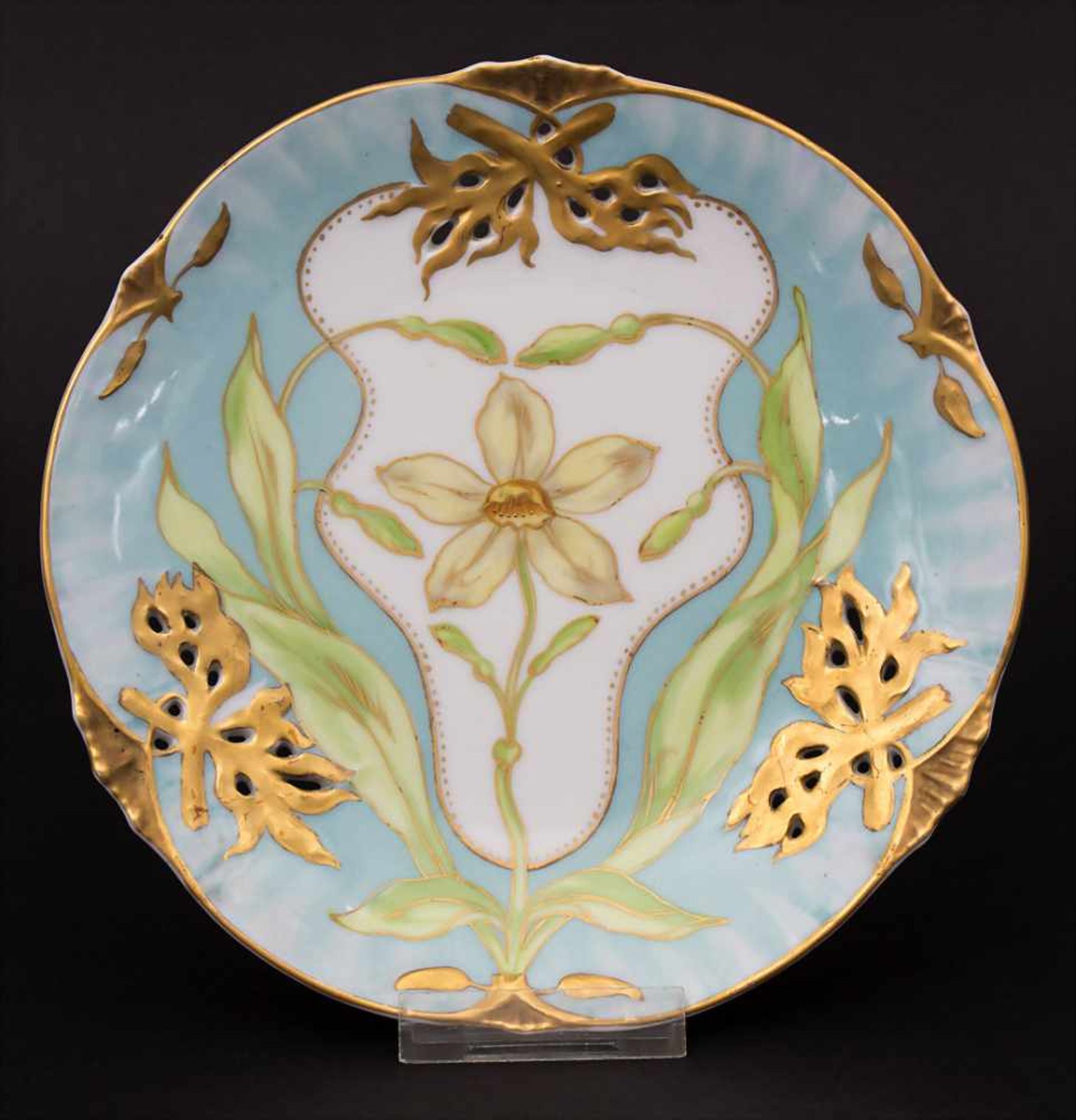 Jugendstil Teller mit Narzissen / An Art Nouveau plate with daffodils, Nymphenburg, um 1900Material: