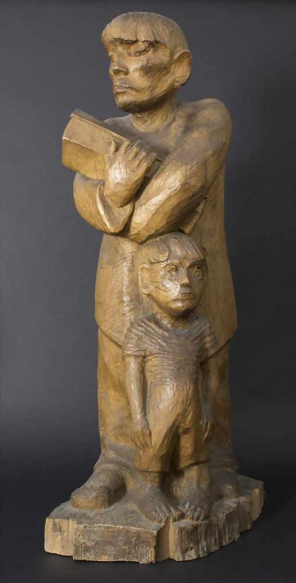 Maren Lipp (1926-2015), 'Trauernder Vater mit Sohn' / 'A mourning father and son'Technik: Holz,