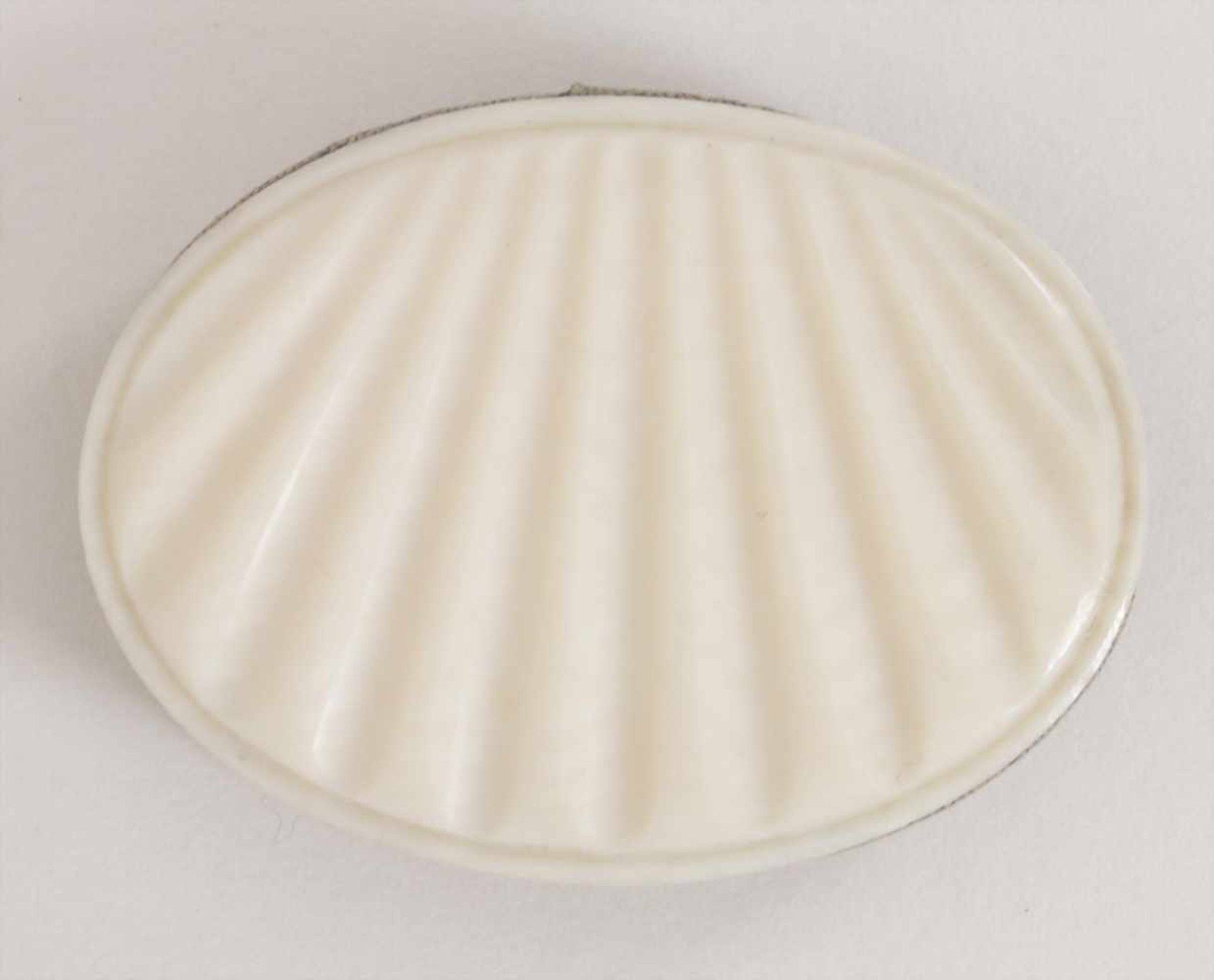 Elfenbein Nadelkissen / An ivory pincushion, 19. Jh.Material: muschelförmige Elfenbeinplatten, Maße: - Image 2 of 3