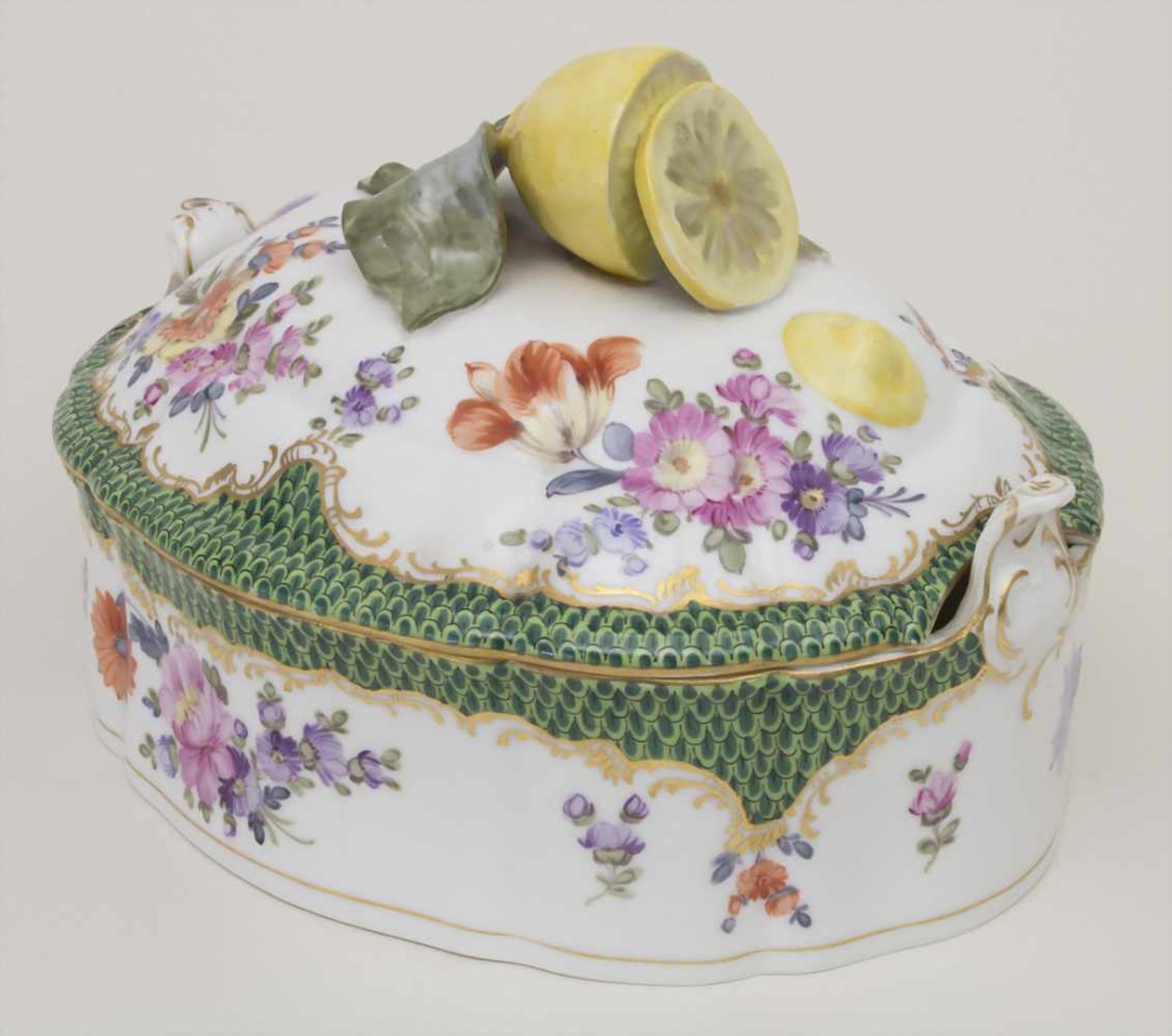 Terrine mit Zitronenknauf / A covered tureen with lemon-shaped handle, Nymphenburg, um 1900Material: