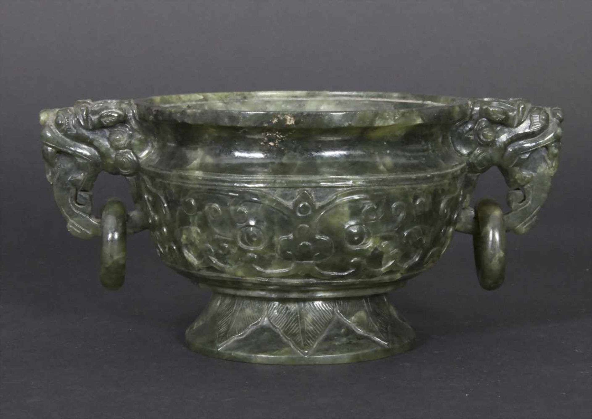 Koro, China, 18./19. Jh.Material: spinatgrüne Jade, Außenwandung fein beschnitzt mit archaischen - Image 4 of 19