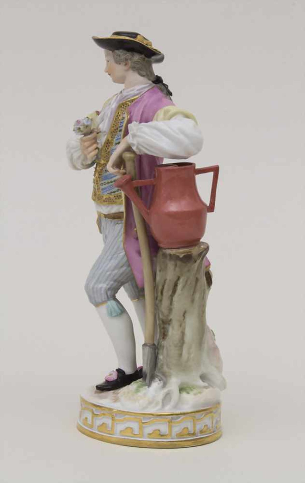 Gärtner mit Gießkanne und Spaten / A gardener with a watering can and a spade, Meissen, um - Bild 2 aus 6