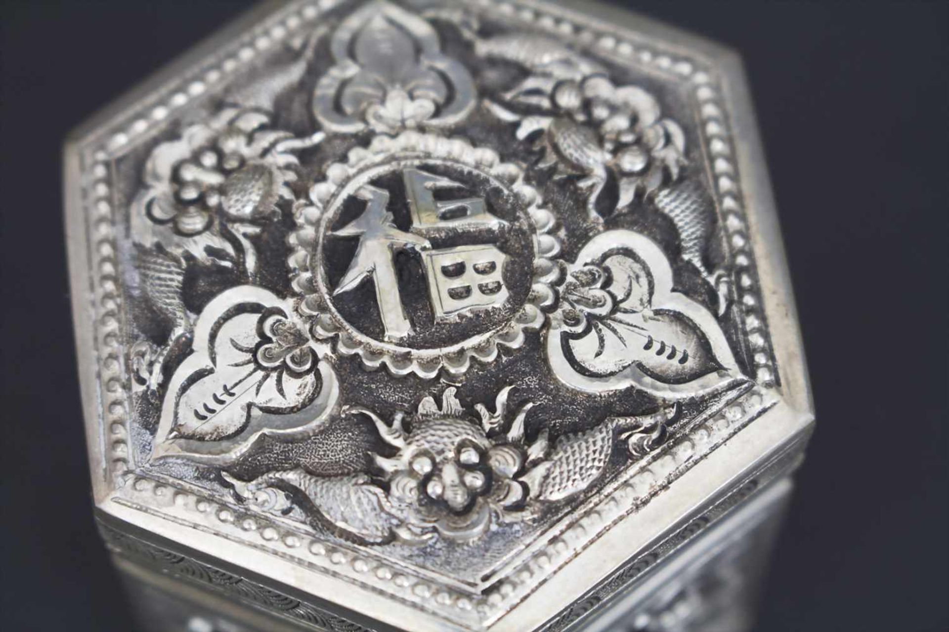 Silber Dose / A Silver Box, China, um 1900Material: Silber fein ziseliert,Marke: unterseitig - Image 8 of 11