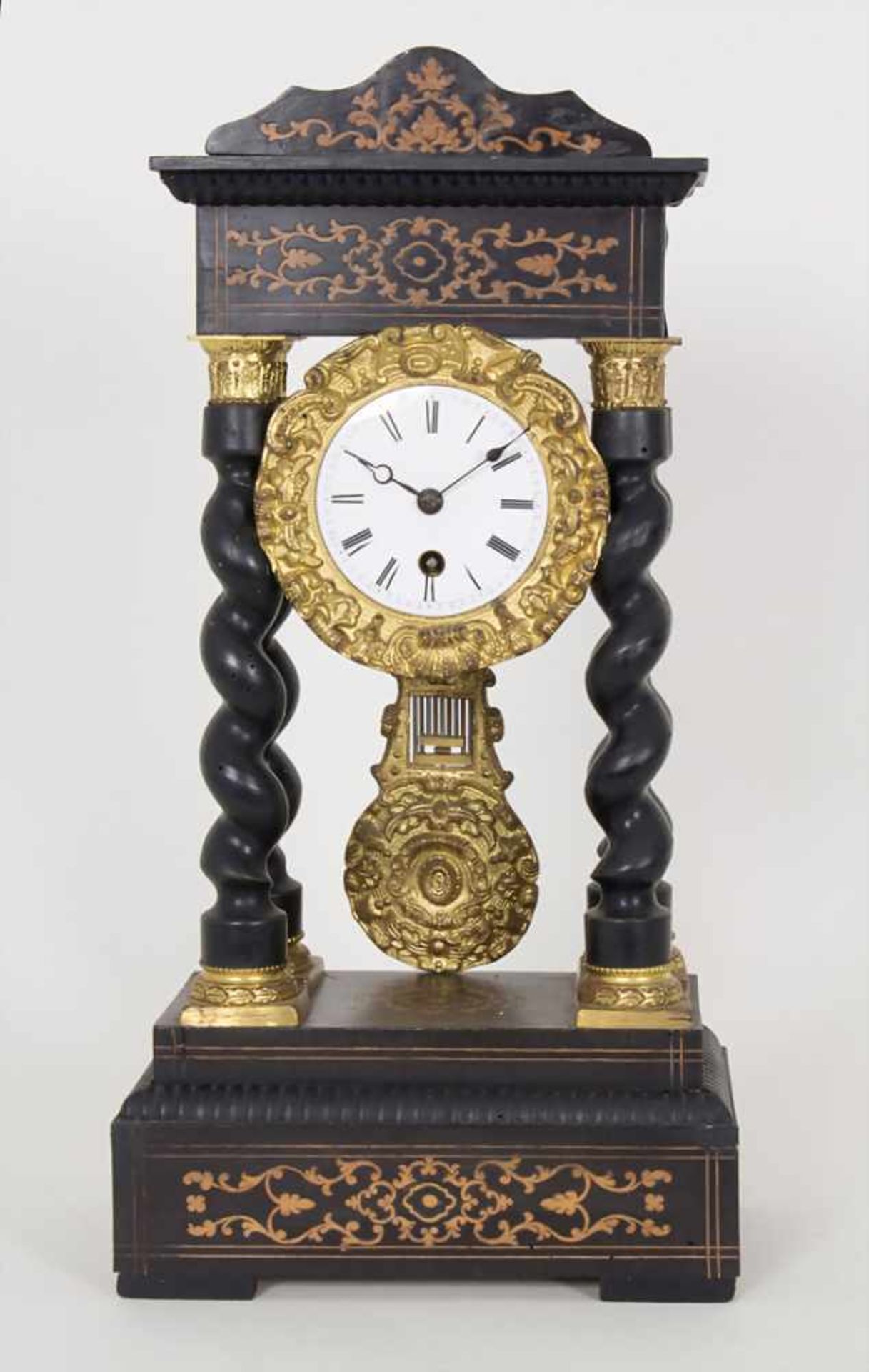 Louis-Philippe Pendule, Frankreich um 1900Gehäuse: Bronze vergoldet,Uhrwerk: Gehwerk mit