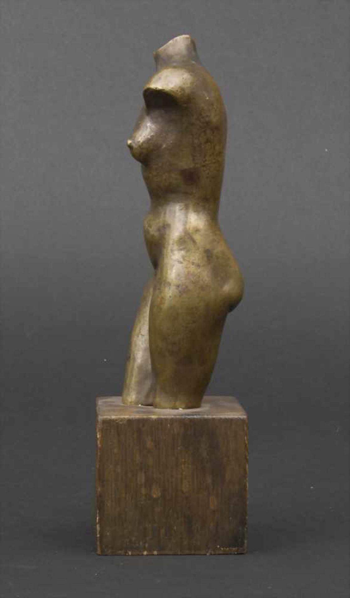 Hardy Schneider-Sato (1919-2002), Torso 'Weiblicher Akt' / A torso 'female nude'Technik: Bronze, - Bild 3 aus 9