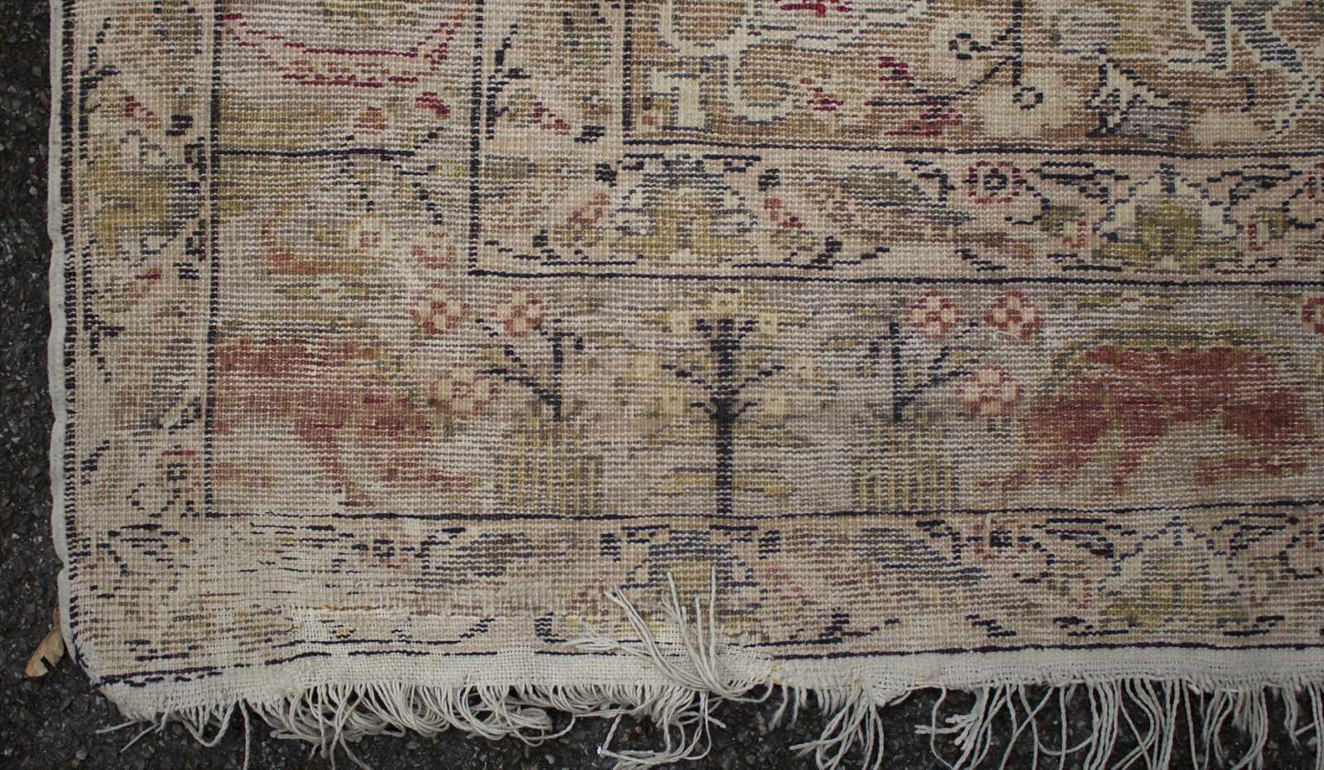 Orientteppich mit Floral- und Tiermotiven / An oriental carpet with flowers and animalsMaterial: - Image 6 of 7